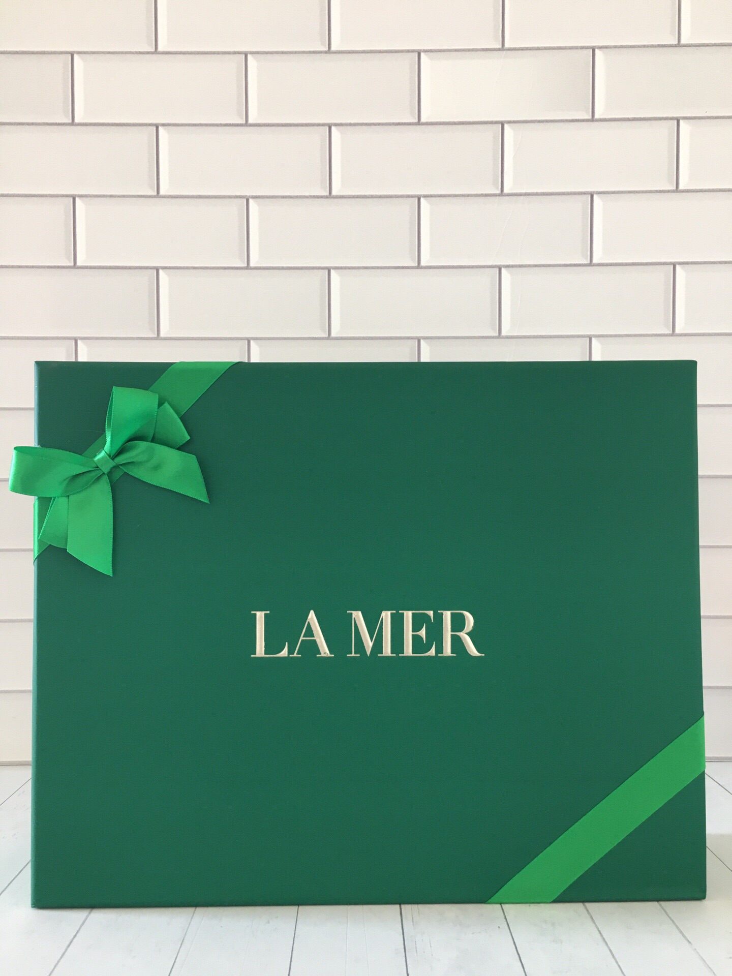 La Mer Cabinet Gift Box, Six-Piece Set, Essence, Cream, Cleanser, and More 2 i1659162399 4301 0