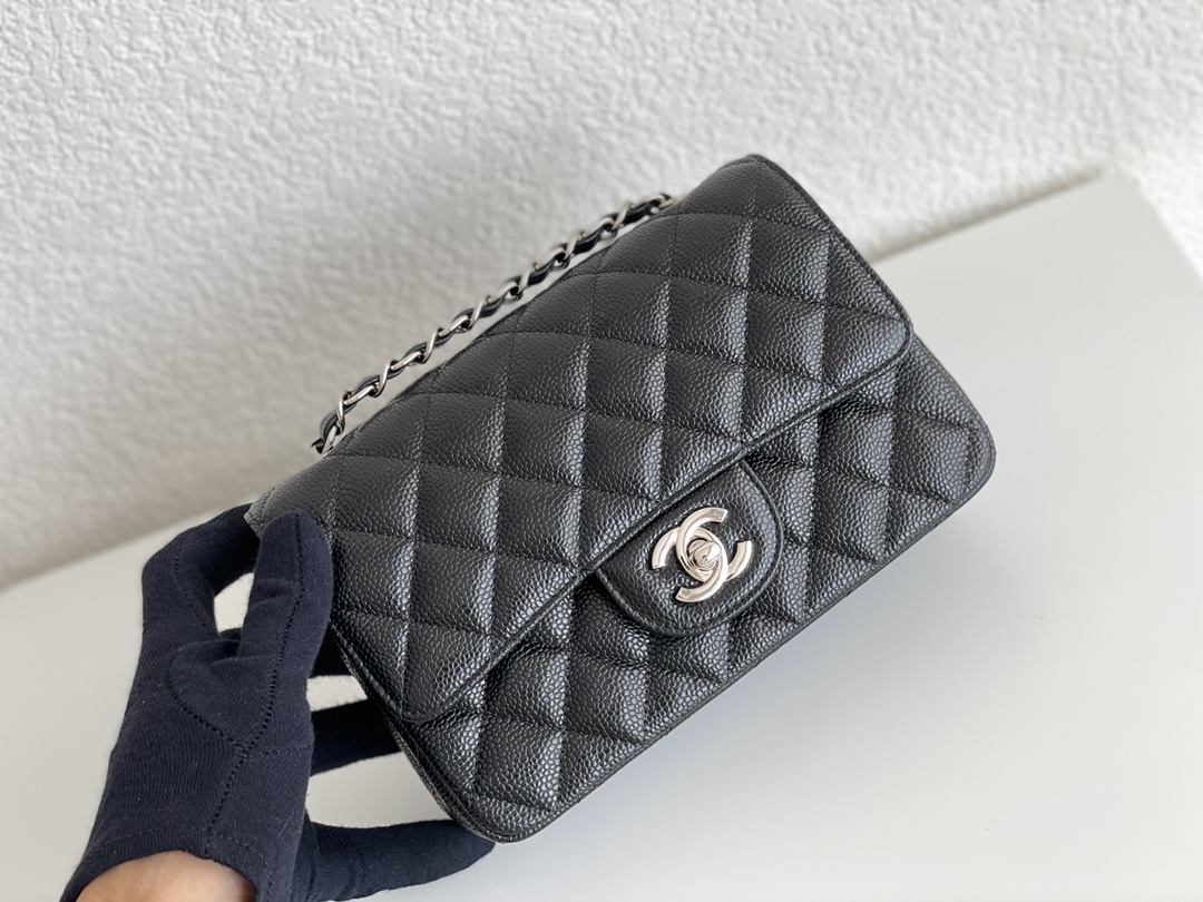 💰300法国🇫🇷高端定制品 Chane1 Classic Flap Bag A01116演绎了Chane1的经典，高雅、简约、精美！专柜同步更新 最新版本 ZP完美版型复刻 Medium Size: 20cm