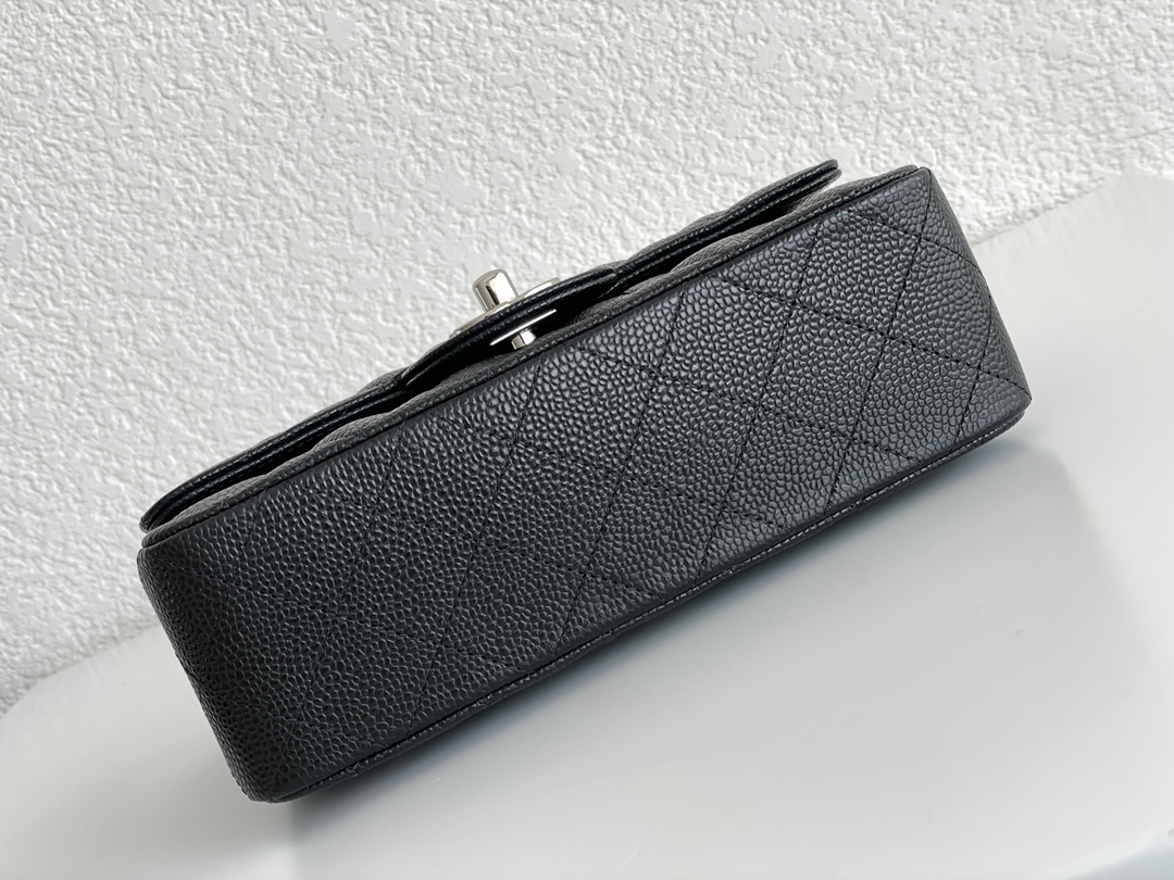 💰300法国🇫🇷高端定制品 Chane1 Classic Flap Bag A01116演绎了Chane1的经典，高雅、简约、精美！专柜同步更新 最新版本 ZP完美版型复刻 Medium Size: 20cm