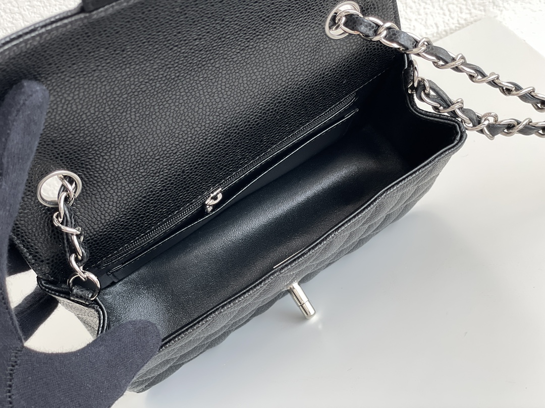 💰300法国🇫🇷高端定制品 Chane1 Classic Flap Bag A01116演绎了Chane1的经典，高雅、简约、精美！专柜同步更新 最新版本 ZP完美版型复刻 Medium Size: 20cm