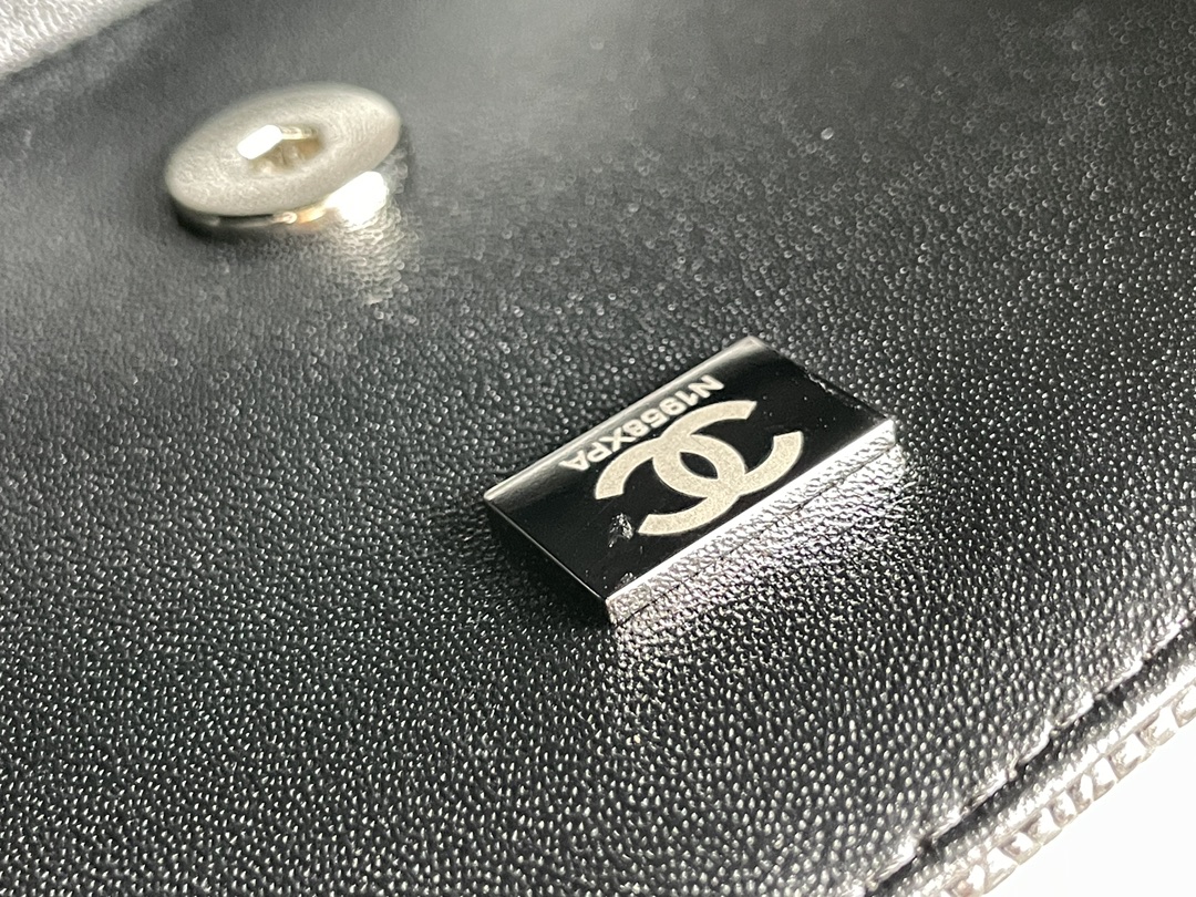 💰300法国🇫🇷高端定制品 Chane1 Classic Flap Bag A01116演绎了Chane1的经典，高雅、简约、精美！专柜同步更新 最新版本 ZP完美版型复刻 Medium Size: 20cm