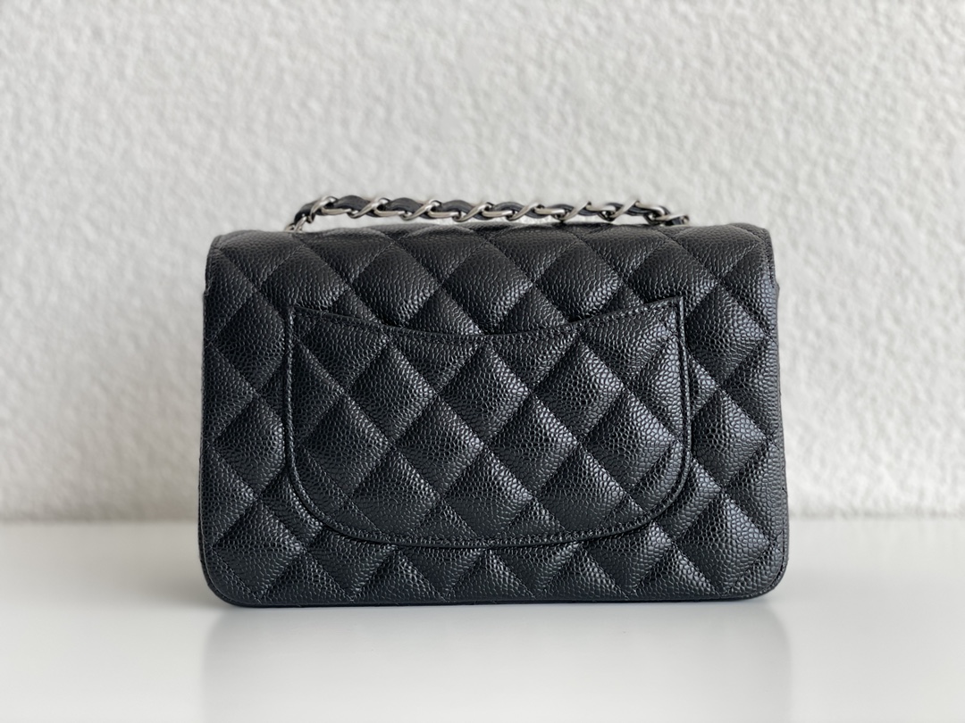 💰300法国🇫🇷高端定制品 Chane1 Classic Flap Bag A01116演绎了Chane1的经典，高雅、简约、精美！专柜同步更新 最新版本 ZP完美版型复刻 Medium Size: 20cm
