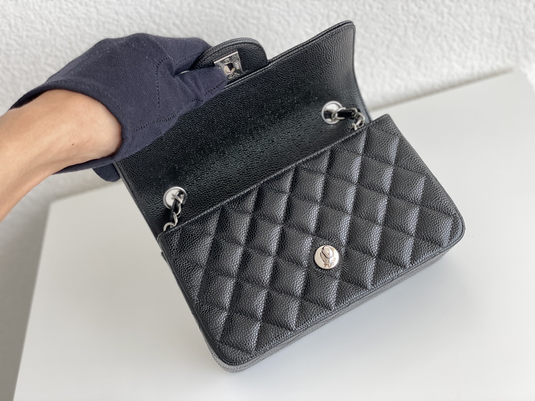 💰300法国🇫🇷高端定制品 Chane1 Classic Flap Bag A01116演绎了Chane1的经典，高雅、简约、精美！专柜同步更新 最新版本 ZP完美版型复刻 Medium Size: 20cm
