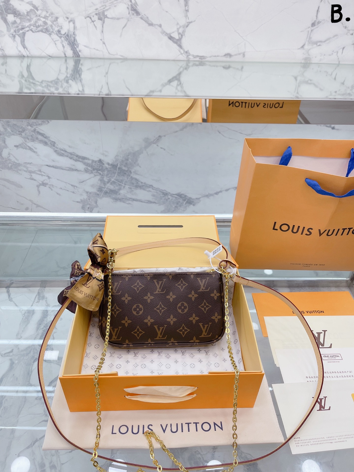 J0 升级款牛皮 折叠礼盒包装  Louis Vuitton 路易威登 LV  中古系列 神仙网红Ins麻将包 this is a超级无敌精致小巧卡哇伊伊的哇迷你复古老花小斜挎包 配有3条肩带 尺寸 2010cm