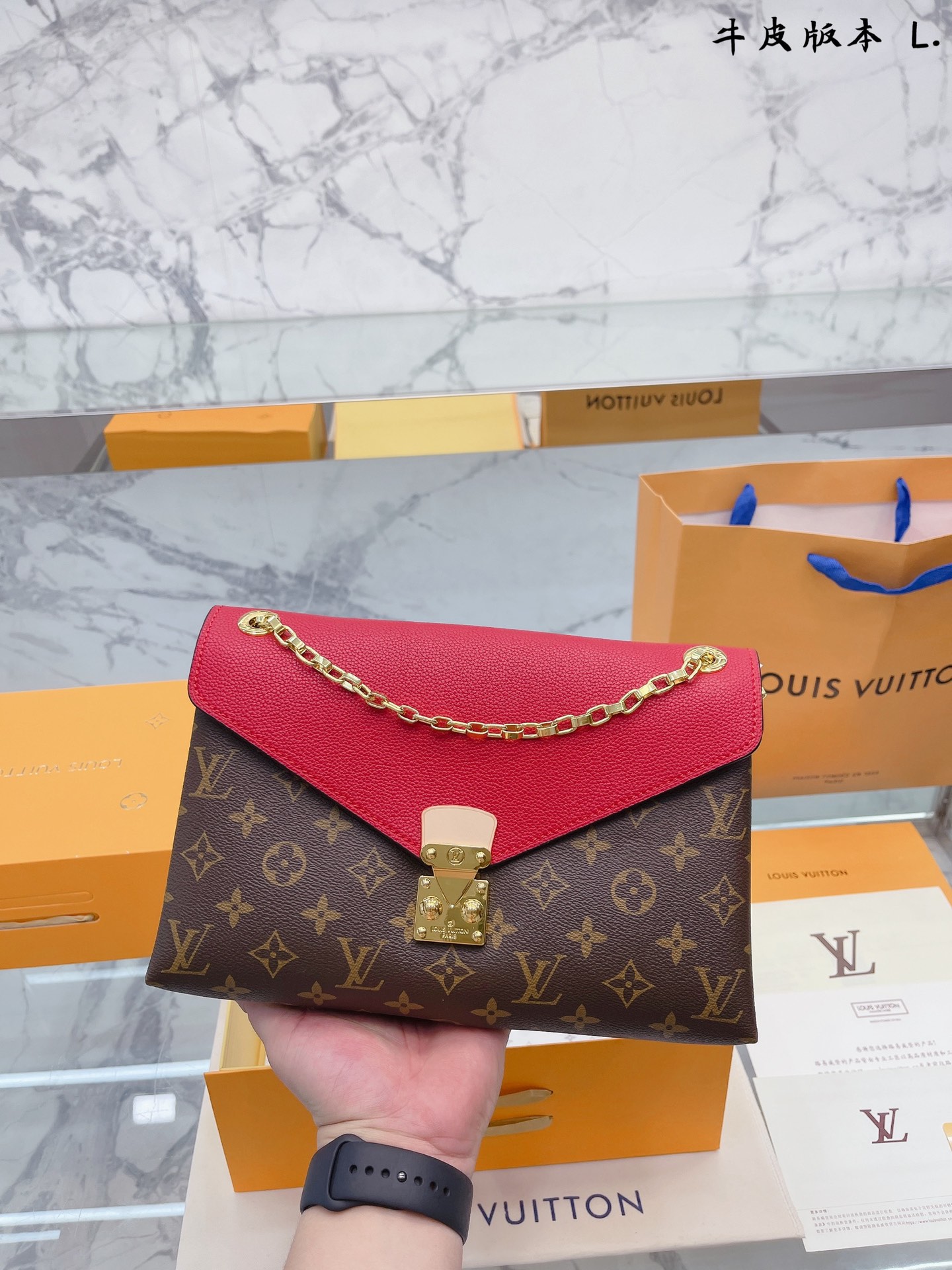 K0 牛皮  原单品质 24k 专柜免税店飞机盒包装 很有女人味的最优CHAIN  Louis Vuitton 路易威登 LV 链条包，叫人爱不释手的好品质无论是Monogram 帆布的独特设计搭配柔软的彩色牛皮设计，时尚靓丽更不失经典的味道，还是体现出优雅感的褶皱外观，以及充满着吸引力的链条肩带，令这款适合日装到晚装搭配的多用手袋极具魅力。尺寸：28 18cm