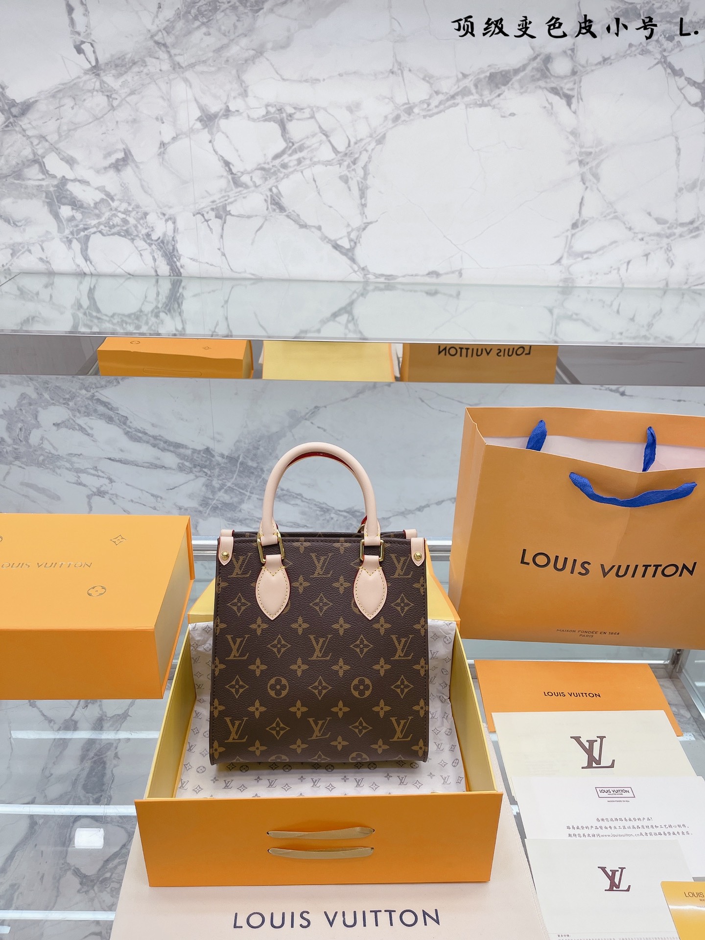K5 变色皮  原版小牛皮 小号  Louis Vuitton 路易威登 LV  Sac 琴谱包 该款手提公事包是一款可以轻易放入文件的纵长 型包包。它设有一个敞开式内口袋,一个手机专用袋 D型环尺寸 21 22cm