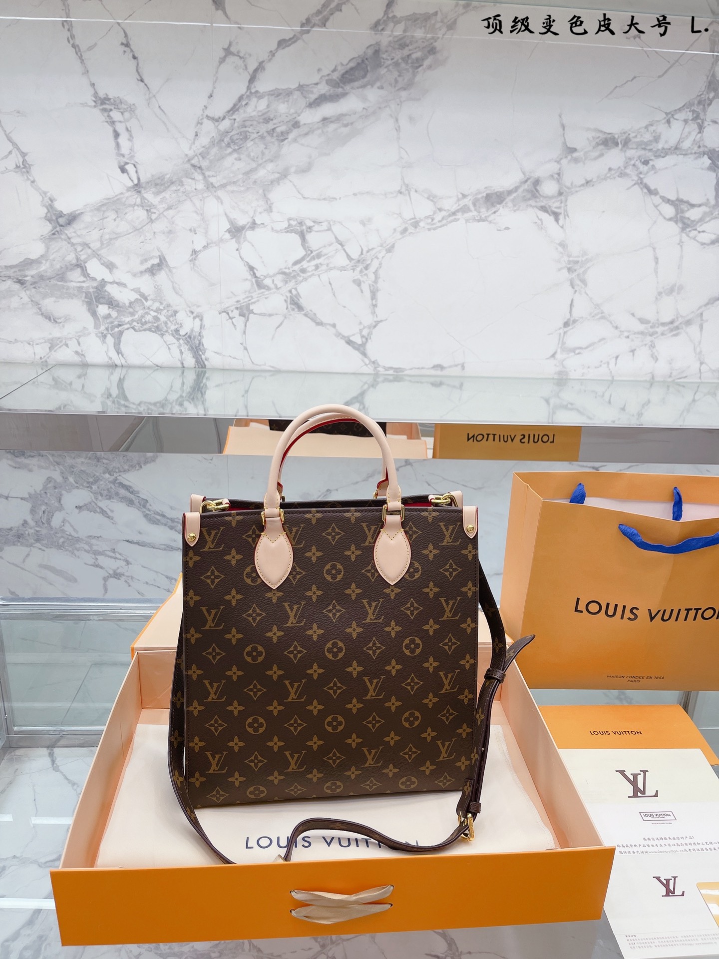 K5 变色皮  原版小牛皮 大号  Louis Vuitton 路易威登 LV  Sac 琴谱包 该款手提公事包是一款可以轻易放入文件的纵长 型包包。它设有一个敞开式内口袋,一个手机专用袋 D型环尺寸 31 33cm 变色皮  原版小牛皮 大号  Louis Vuitton 路易威登 LV  Sac 琴谱包 该款手提公事包是一款可以轻易放入文件的纵长 型包包。它设有一个敞开式内口袋,一个手机专用袋 D型环尺寸 31 33cm
