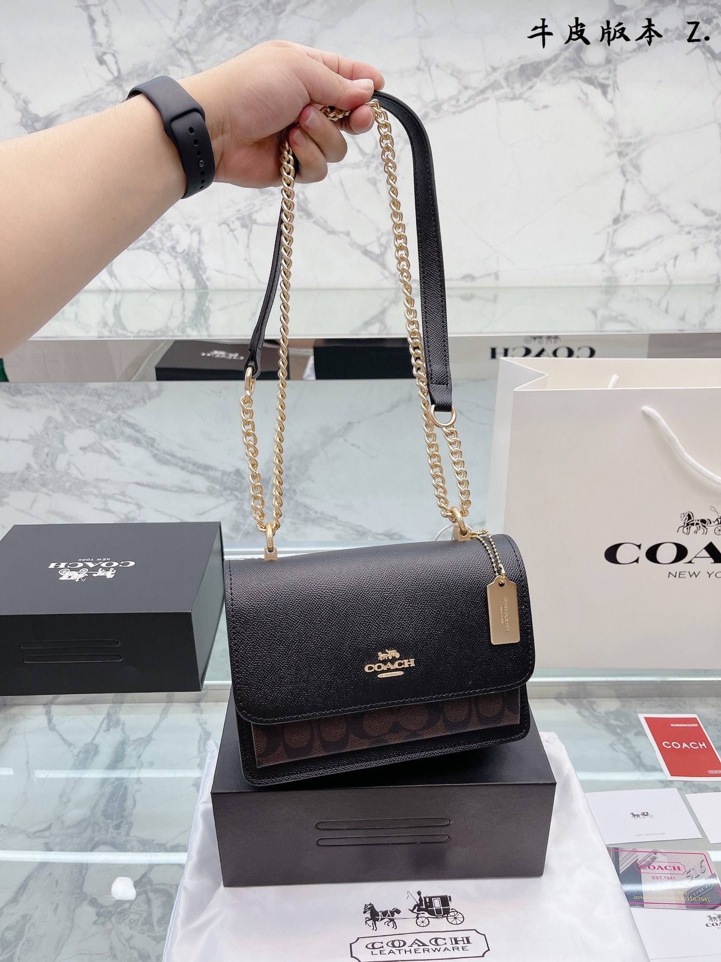 K0 牛皮版本 净版  Coach 蔻驰 2022奥莱早春限量款风琴包Klarey ｜飞机盒折叠礼盒包装 C家Klare翻盖小方包 这款包包看起来，可以说是非常的精致优雅，经典的同时又不失设计感。侧面采用了蛇纹包边,个性又有气质,金属五金链条,但是非常轻巧。有两种背法,斜背或单肩，完全不用担心搭配，一年四季都可背尺寸:21.5*16cm