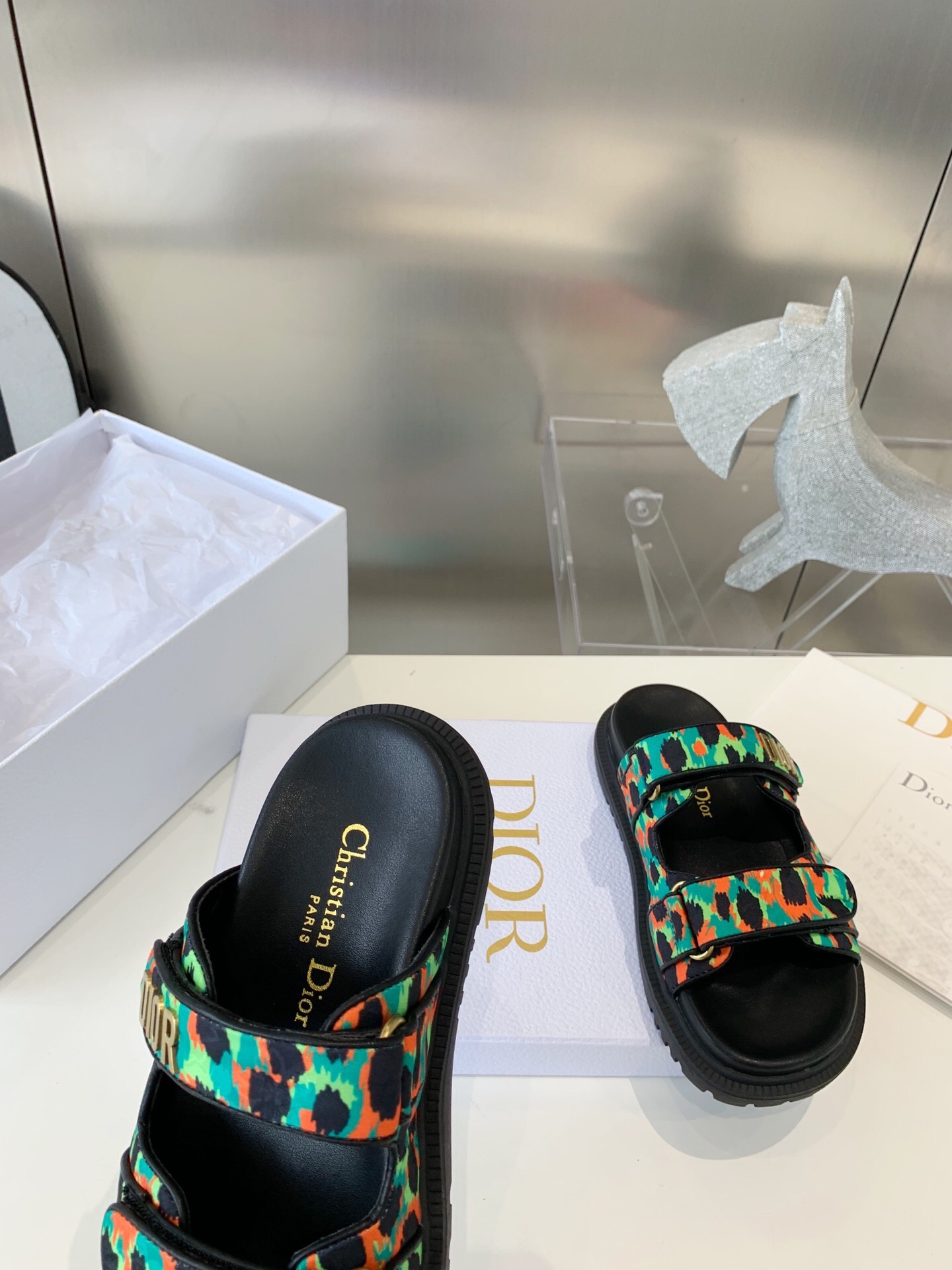 Dior迪奥全新拖鞋系列！纯色系！豹