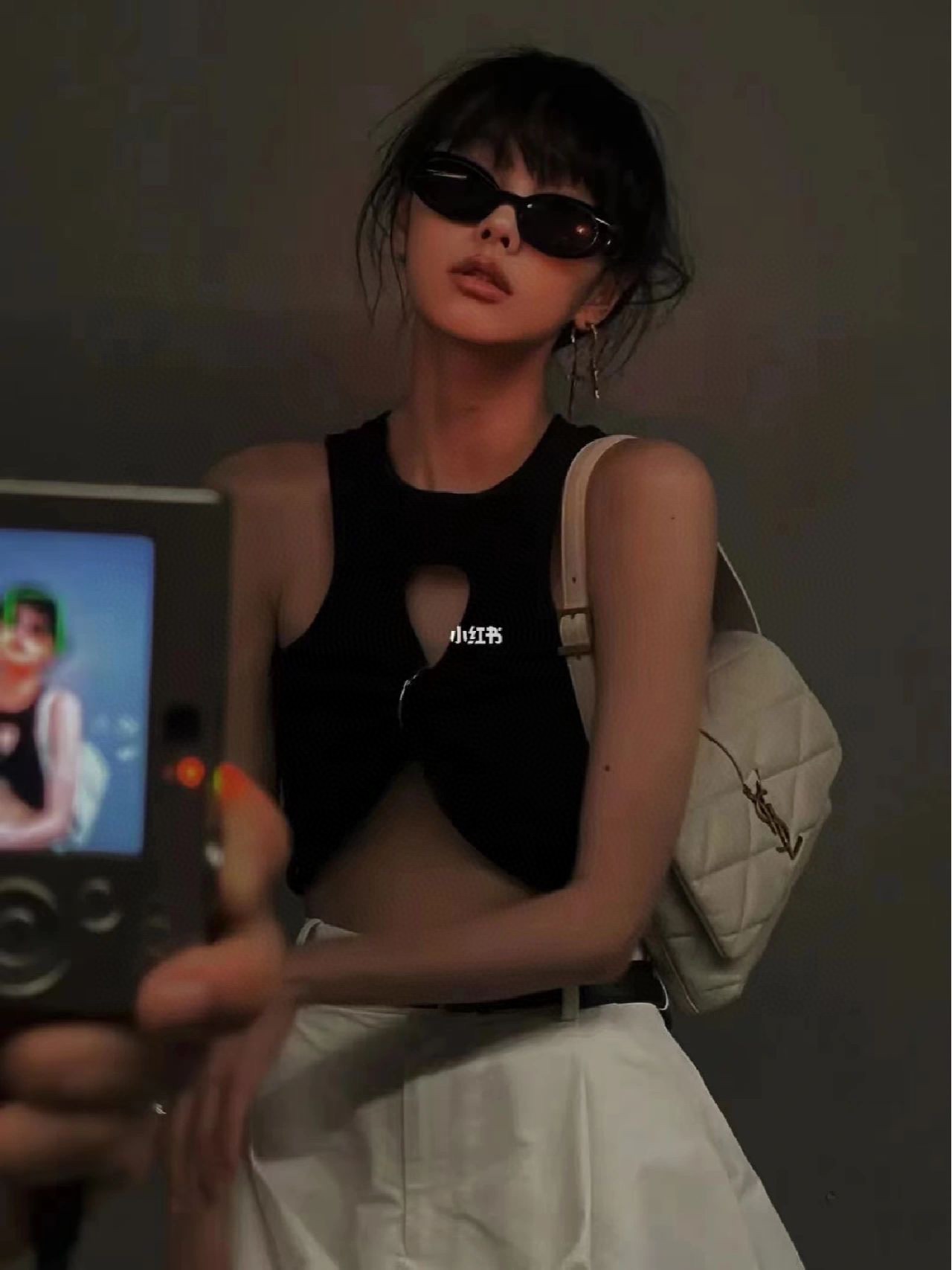 NO:388307,When you carry one shoulder under your armpit, your arms fit well and feel very comfortable. Saint Laurent19860909单肩背在腋下时, 胳膊可以很好地贴合身体, 感觉非常舒服.,圣罗兰,saint laurent,Bag