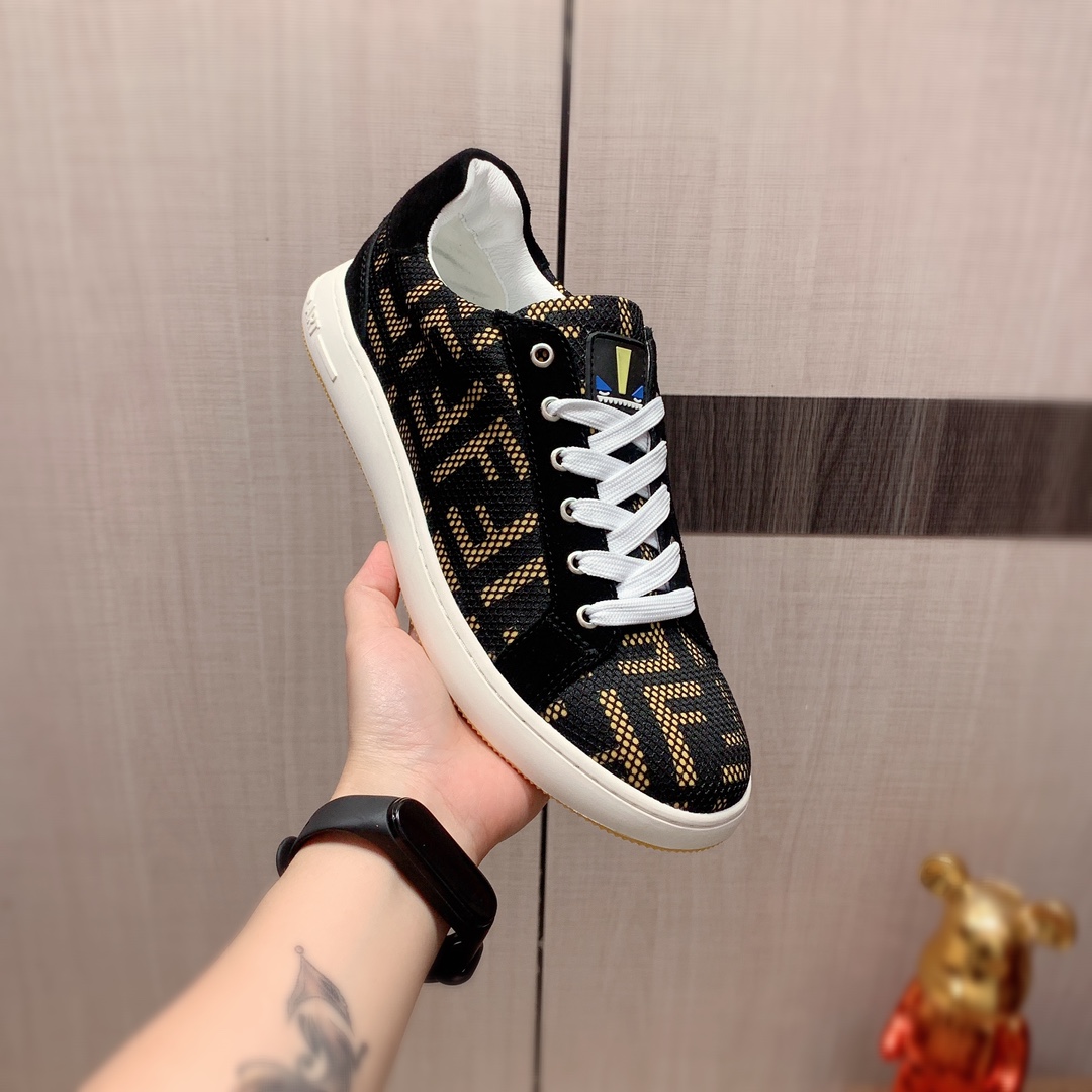 I0   Fendi 芬迪   最新爆款休闲鞋，顶端品牌 奢侈～代购，顶级～质量。专柜同卖产品[强]鞋面選用进口透气网布搭配布料材质透气羊皮内里精细做工。原版个性时尚柔软橡膠耐磨防滑大底，上脚轻巧舒适，实物拍摄實物更好看，112广州码: 38-44。2色可选