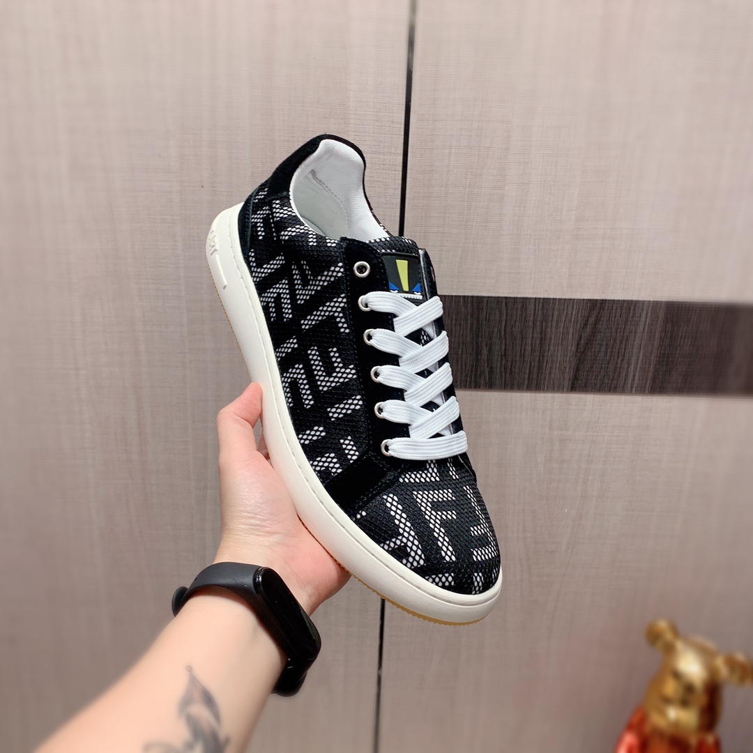 I0   Fendi 芬迪   最新爆款休闲鞋，顶端品牌 奢侈～代购，顶级～质量。专柜同卖产品[强]鞋面選用进口透气网布搭配布料材质透气羊皮内里精细做工。原版个性时尚柔软橡膠耐磨防滑大底，上脚轻巧舒适，实物拍摄實物更好看，112广州码: 38-44。2色可选