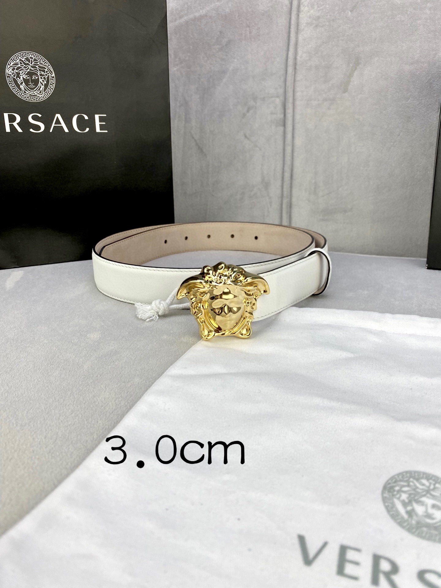 宽度3.0cm范思哲此腰带饰有标志性