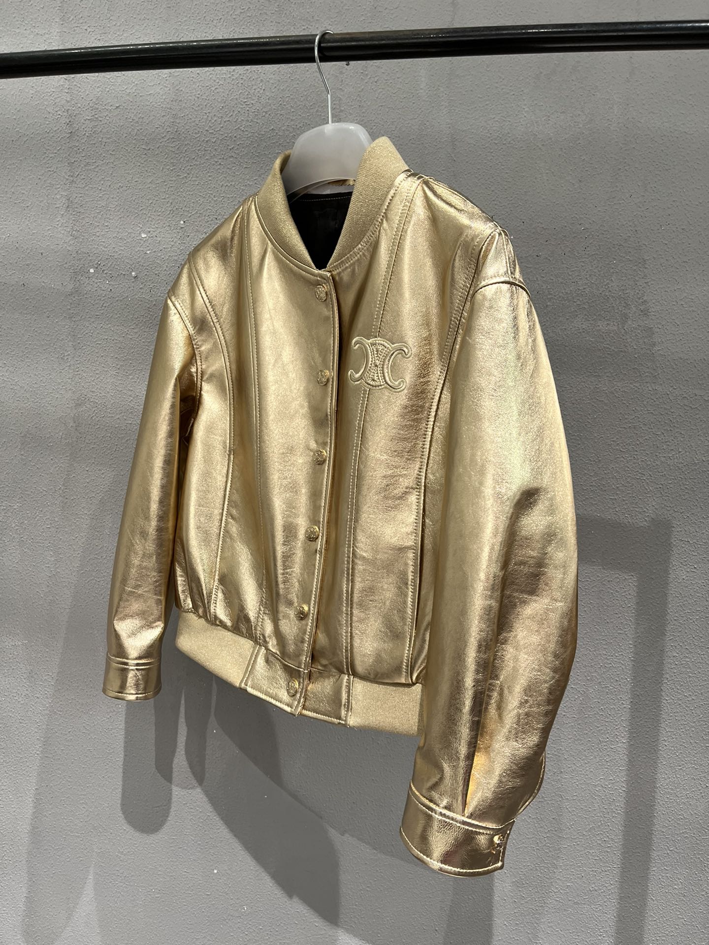 NO:742676,,Celine sheepskin baseball uniform is gold, the buttons are all with logo, original lining. The whole dress is shining with gold, Celine-clothing,celine,celine,sheepskin,19860909,Celine羊皮棒球服金色,纽扣都是带logo的,原版里布.整个衣服金光闪闪,赛琳-服装,celine,celine,sheepskin,,Women's clothing