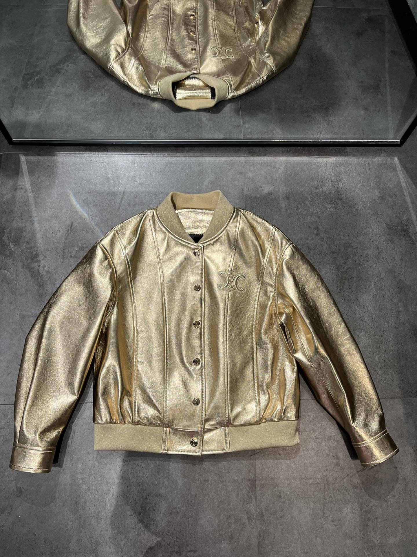 NO:742680,,Celine sheepskin baseball uniform is gold, the buttons are all with logo, original lining. The whole dress is sparkling with gold. Size S- Xxl, with Celine original lining, loose, Celine-clothing, celine, celine, sheepskin,19860909,Celine羊皮棒球服金色,纽扣都是带logo的,原版里布.整个衣服金光闪闪 尺寸S- Xxl码,配Celine原版里布,宽松,赛琳-服装,celine,celine,sheepskin,,Women's clothing