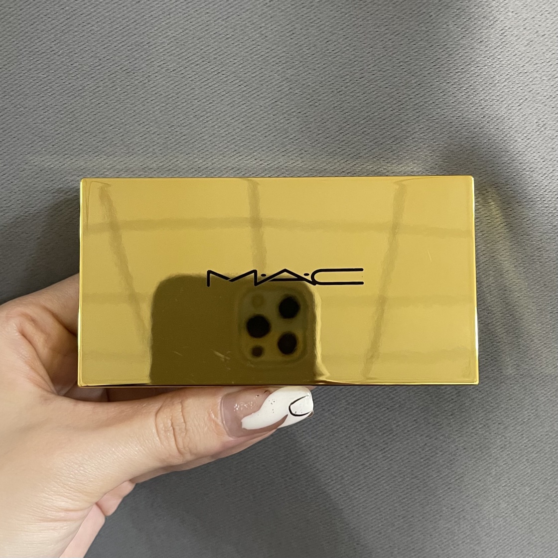 70💰MAC小金盒修容高光双色盘7g

修容届天花板❗ MAC终于想通了😱王炸新品小金盒omega鼻影➕生姜高光两大顶流单品二合一