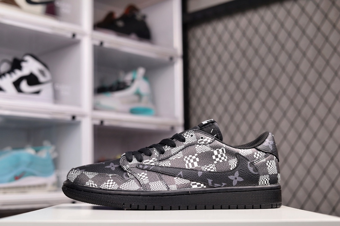 H0 公司级 Travis Scott x Fragment x Air Jordan 1 Low TS联名倒勾低帮板鞋 LV印花棋盘格错版灵感来源于洛杉矶球鞋店铺收到一双特别的错版 Air Jordan 1“Gold Toe” 的勾子倒过来 之后抄近 H0 00美元 研发出反向勾的设计
