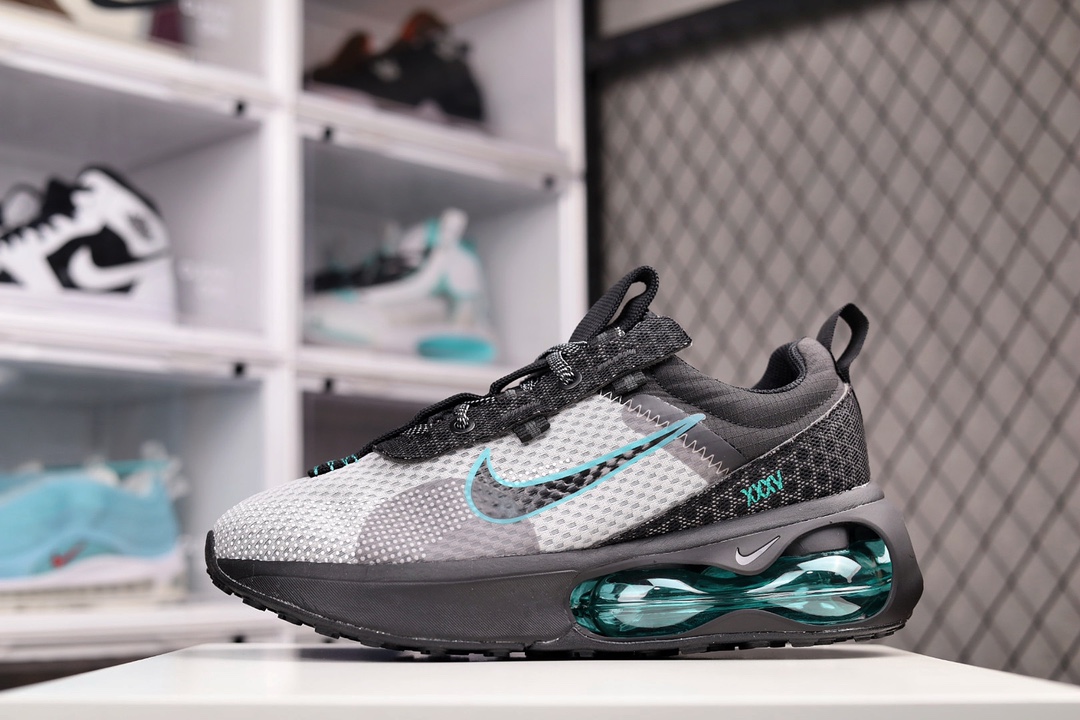 H0 Air Max 2021 半掌气垫运动鞋 机能风 原装公司级 出货实拍该鞋款以黑色、铁灰色和白色的组合示人 酷感十足 鞋款最大亮点是足底和空心泡沫中底的新型Air缓震装置 带来了更为轻便柔软的脚感