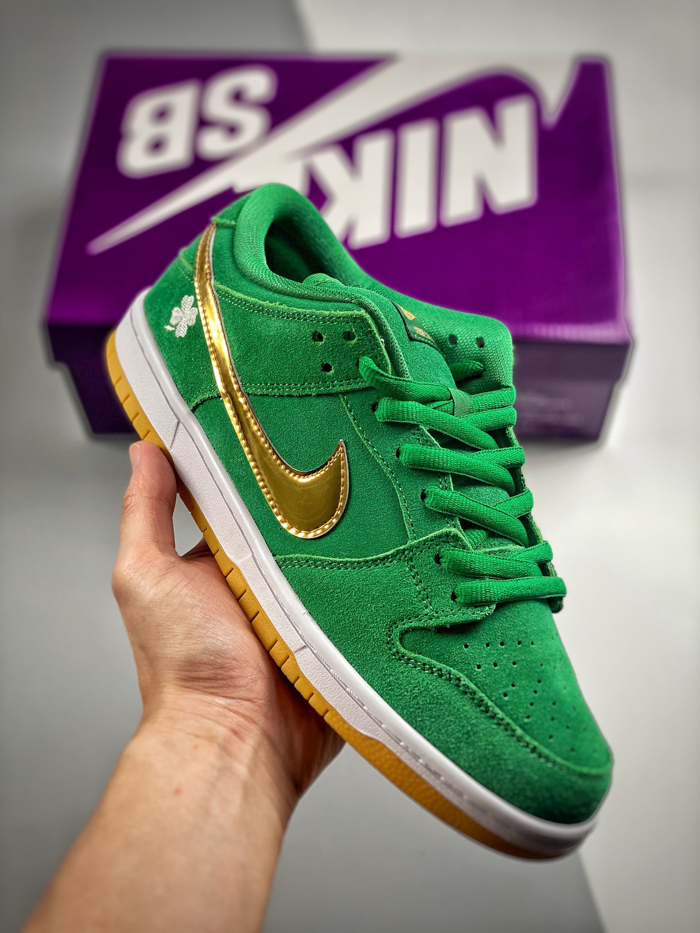 -4 Nk Dunk SB Low 绿金色 大厂纯原出品 实拍首发 原装头层材料 独家版型蒸餾加工帶來的是更好的视觉和脚感体验大厂纯原品质出货 清洁度 电绣工艺 皮料切割干净无任何毛边 细节完美 货号：BQ6817-303 尺码：36 3…