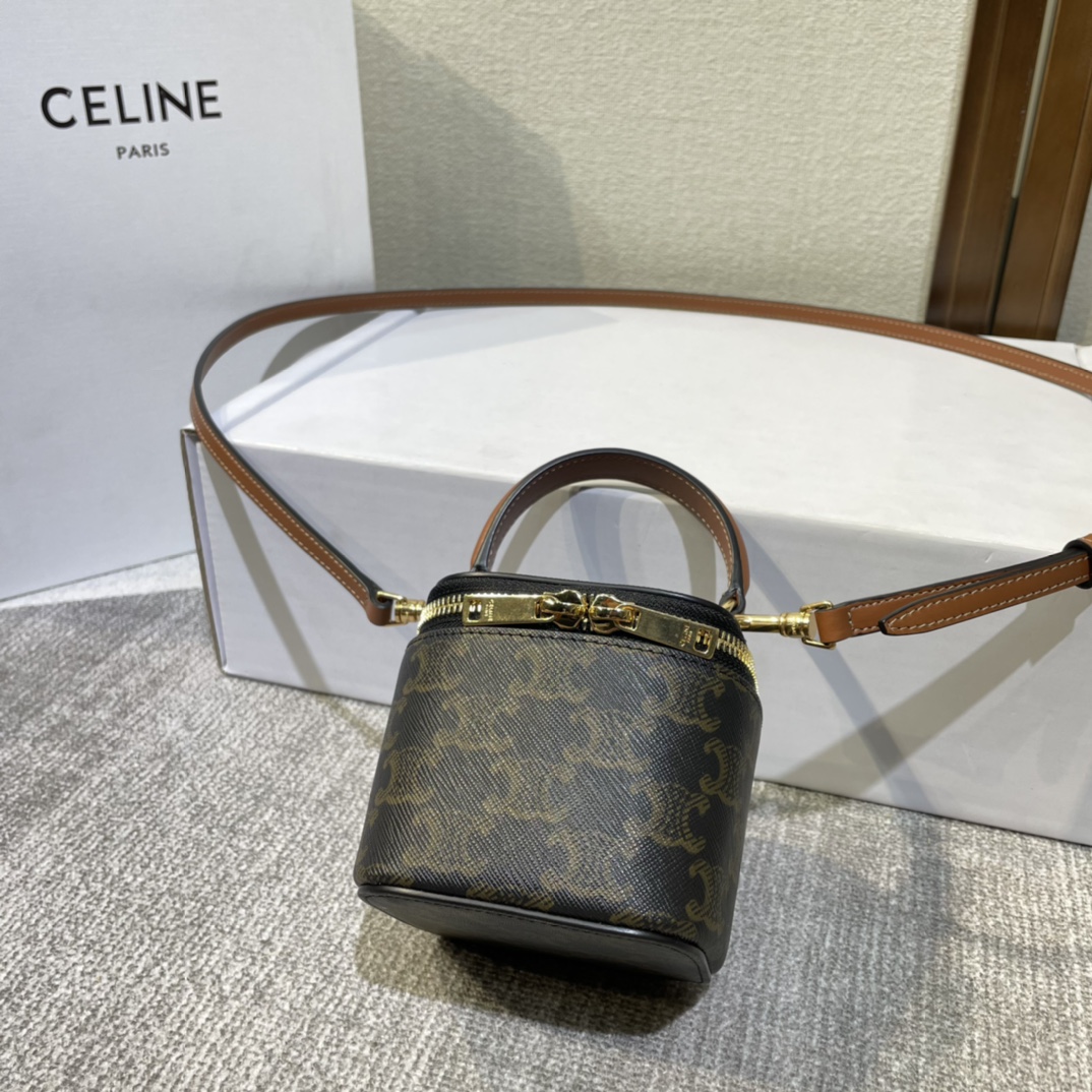 NO:387995,Celin22 new mini logo cowhide leather small box bag. The dark horse that suddenly appeared in the crowd this year. Seasonal limited model is super cost-effective!  Small and cute, super versatile ~ Wear a skirt in summer and a coat in winter and look very good!  # I can't put my phone down, but small things like lipstick, powder, tissue, car keys, etc. are OK!  The bag is not big but it feels very touching to hold it in hand!  Sisters, don't worry!  TRIOMPHE CANVAS logo print, cowhide edging, fabric lining, zipper locking, 1 main compartment, adjustable removable leather shoulder strap length 55 cm, leather hand-length 7 cm Size 9.5 X 8 X 9 cm No. 110762, Celine, celine, celine, skirts, cowhide19860909Celin22新款迷你标志牛皮革小盒子包 今年突然出圈的黑马 季节限定款 性价比超高！小巧可爱 超级百搭款～夏天搭裙子 冬天配大衣都很好看！# 放不下手机,但口红 粉饼 纸巾 车钥匙之类的小东西倒是ok的！包包不大但是手拎特别有感觉！姐妹们放心冲！ TRIOMPHE CANVAS标志印花,牛皮革包边,织物面料衬里,拉链锁闭,1个主隔层,可调节可拆卸皮革肩带长55厘米,皮革手挽长7厘米尺寸9.5 X 8 X 9厘米编号110762,赛琳celine,celine,celine,skirts,cowhide,Bag
