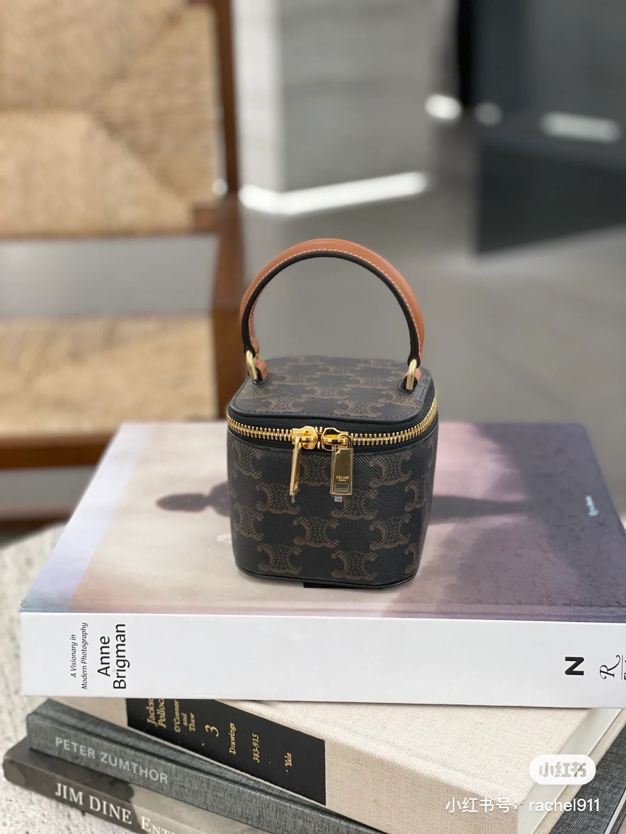 NO:388003,Celine's new small box | No. 1 in cost-effectiveness. There is no problem with the keychain lipstick in the bag. The phone cannot be put on, but it does not have the habit of putting the phone in the bag, so it is not a big problem. In summer, short-sleeved clothes and coats in winter, you can go out with just one hand~ What surprised me the most was that this one is really cost-effective!  !  Must buy, Celine, Celine, Celine, T-shirt, keychain19860909Celine 新款小盒子|性价比第一名 包包里面装钥匙扣口红都是没问题,手机是放不 下的,但是也没有把手机放包里的习惯,所以不 是大问题. 夏天搭短袖,冬天配大衣,都是随手一拎就可以 出门~最让我惊喜的是这款性价比真的太高 啦！！ 一定要去买,赛琳celine,celine,celine,T-shirt,keychain,Bag