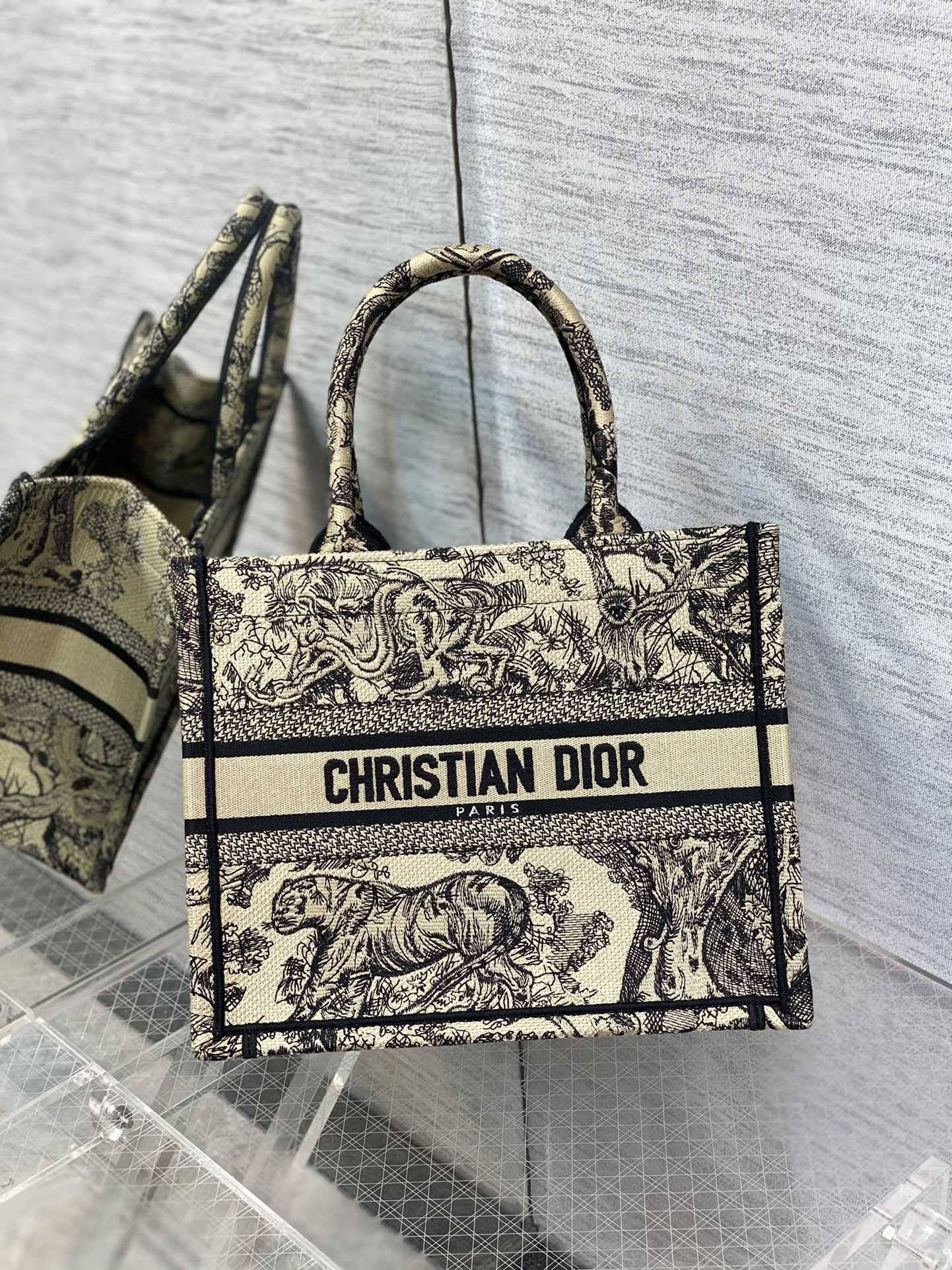 Sac cabas Dior Book Tote avec broderie tigre