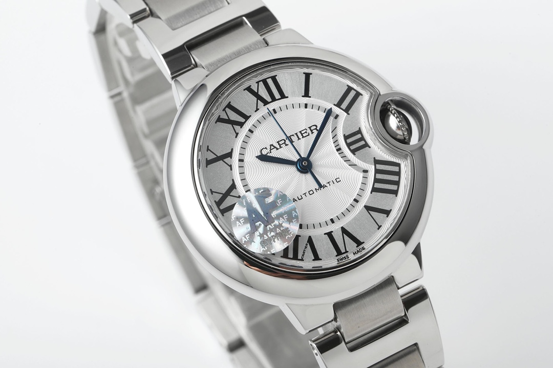 🌐AF创新神作33蓝汽球超级Cal.076机芯
AF卡地亚33mm蓝气球是复刻同款的唯一之选,原厂同源的表盘,指针,尖晶石把的等等配件,包括机芯刷新多项复刻记录,缔造蓝气球复刻神话。
1.表壳唯一一家做到厚度1.0与原装一致!最顶级蓝宝水晶镜面,月牙开口一模一样。(33蓝汽球系列是没有鱼眼效果,42,36,28才有鱼眼效果,知识点,需知道)。瑞士级的精品打磨,壳和钢带和表扣,甚至是罗斯的细节等等都追求一致到位!全部可与原装正品手表零件互换!精细无比!也有进口高级美洲鳄鱼皮表带,多种色彩可选!
2.采用欧州原厂原装表盘,白色,粉色,大红,粉贝!真正是一模一样,高贵体现在于每一张面孔!瑞士原装烧钢蓝指针和真品尖晶宝石把头。每一样都不是国内厂家能做到的!整只腕表的气质与正品如出一辙。神韵如假包换,轻松做到秒杀市面任何仿品。
3.AF的品质追求,再次全面升级!独家采用超级Cal.076一体一档机芯,与正品一模一样,走时精准,品质优良!开盖验机芯,都很难辩识真假!超值之选!
AF卡地亚,内外双修,做到极致,只为给你一个精品的蓝汽球!
买蓝汽球,认准AF!
AF出品卡地亚,颠覆你的想象。^_^