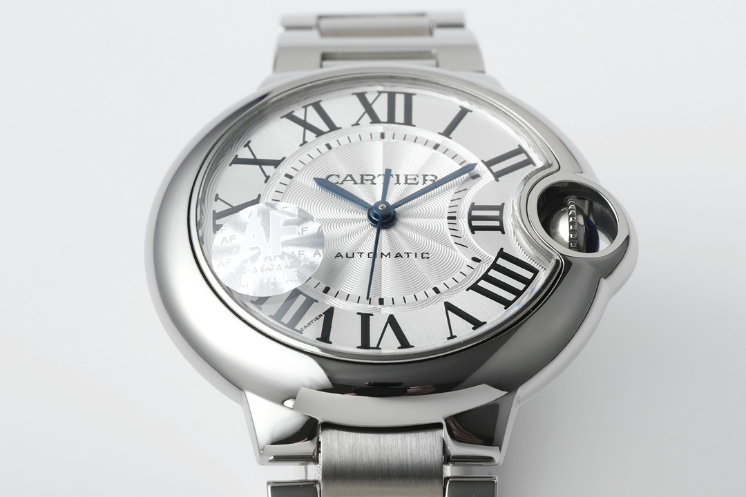 🌐AF创新神作33蓝汽球超级Cal.076机芯
AF卡地亚33mm蓝气球是复刻同款的唯一之选,原厂同源的表盘,指针,尖晶石把的等等配件,包括机芯刷新多项复刻记录,缔造蓝气球复刻神话。
1.表壳唯一一家做到厚度1.0与原装一致!最顶级蓝宝水晶镜面,月牙开口一模一样。(33蓝汽球系列是没有鱼眼效果,42,36,28才有鱼眼效果,知识点,需知道)。瑞士级的精品打磨,壳和钢带和表扣,甚至是罗斯的细节等等都追求一致到位!全部可与原装正品手表零件互换!精细无比!也有进口高级美洲鳄鱼皮表带,多种色彩可选!
2.采用欧州原厂原装表盘,白色,粉色,大红,粉贝!真正是一模一样,高贵体现在于每一张面孔!瑞士原装烧钢蓝指针和真品尖晶宝石把头。每一样都不是国内厂家能做到的!整只腕表的气质与正品如出一辙。神韵如假包换,轻松做到秒杀市面任何仿品。
3.AF的品质追求,再次全面升级!独家采用超级Cal.076一体一档机芯,与正品一模一样,走时精准,品质优良!开盖验机芯,都很难辩识真假!超值之选!
AF卡地亚,内外双修,做到极致,只为给你一个精品的蓝汽球!
买蓝汽球,认准AF!
AF出品卡地亚,颠覆你的想象。^_^