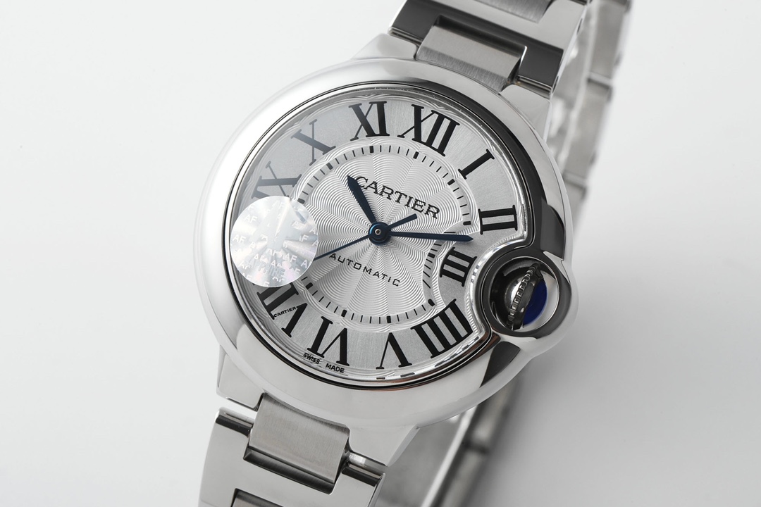 🌐AF创新神作33蓝汽球超级Cal.076机芯
AF卡地亚33mm蓝气球是复刻同款的唯一之选,原厂同源的表盘,指针,尖晶石把的等等配件,包括机芯刷新多项复刻记录,缔造蓝气球复刻神话。
1.表壳唯一一家做到厚度1.0与原装一致!最顶级蓝宝水晶镜面,月牙开口一模一样。(33蓝汽球系列是没有鱼眼效果,42,36,28才有鱼眼效果,知识点,需知道)。瑞士级的精品打磨,壳和钢带和表扣,甚至是罗斯的细节等等都追求一致到位!全部可与原装正品手表零件互换!精细无比!也有进口高级美洲鳄鱼皮表带,多种色彩可选!
2.采用欧州原厂原装表盘,白色,粉色,大红,粉贝!真正是一模一样,高贵体现在于每一张面孔!瑞士原装烧钢蓝指针和真品尖晶宝石把头。每一样都不是国内厂家能做到的!整只腕表的气质与正品如出一辙。神韵如假包换,轻松做到秒杀市面任何仿品。
3.AF的品质追求,再次全面升级!独家采用超级Cal.076一体一档机芯,与正品一模一样,走时精准,品质优良!开盖验机芯,都很难辩识真假!超值之选!
AF卡地亚,内外双修,做到极致,只为给你一个精品的蓝汽球!
买蓝汽球,认准AF!
AF出品卡地亚,颠覆你的想象。^_^