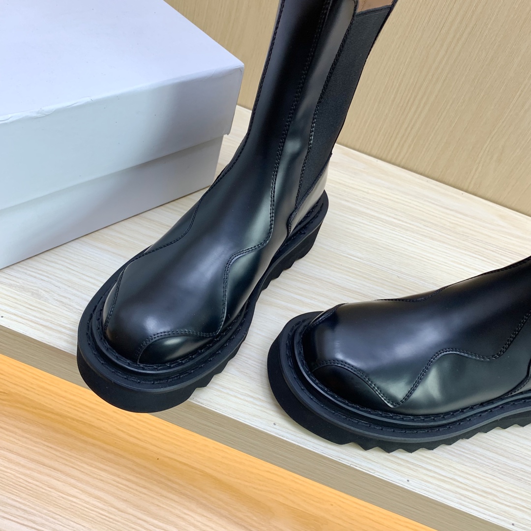 High-Quality Toga Short Boots: Speculation on Classic Design and Premium Materials - 图片 5