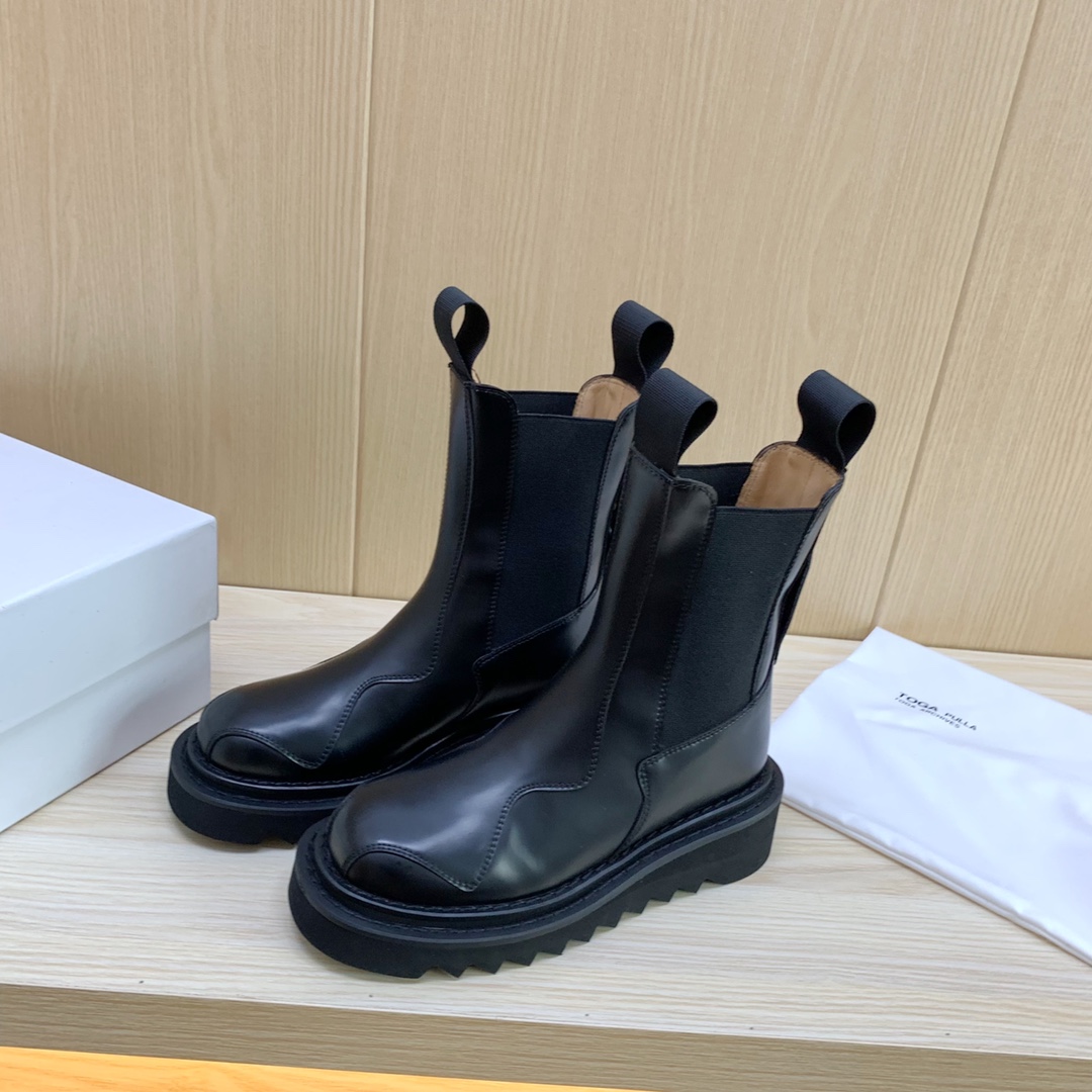 High-Quality Toga Short Boots: Speculation on Classic Design and Premium Materials