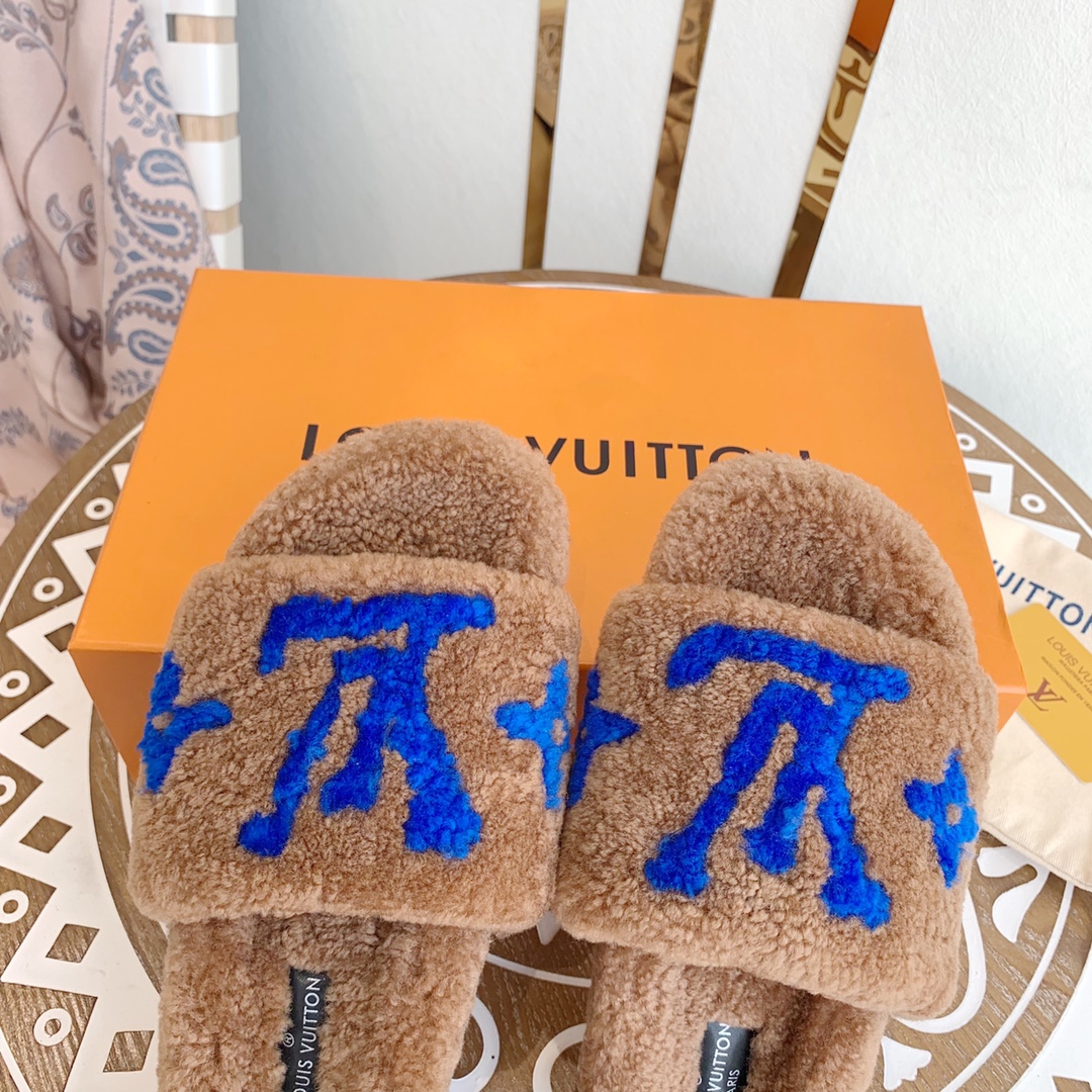 现货️L️驴家PaseoComfort系列泰迪羊羔毛拖鞋鞋面的字母logo和Monogram花卉相结合提