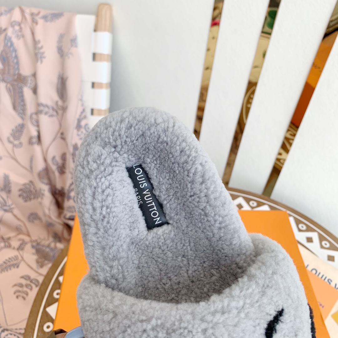 现货️L️驴家PaseoComfort系列泰迪羊羔毛拖鞋鞋面的字母logo和Monogram花卉相结合提