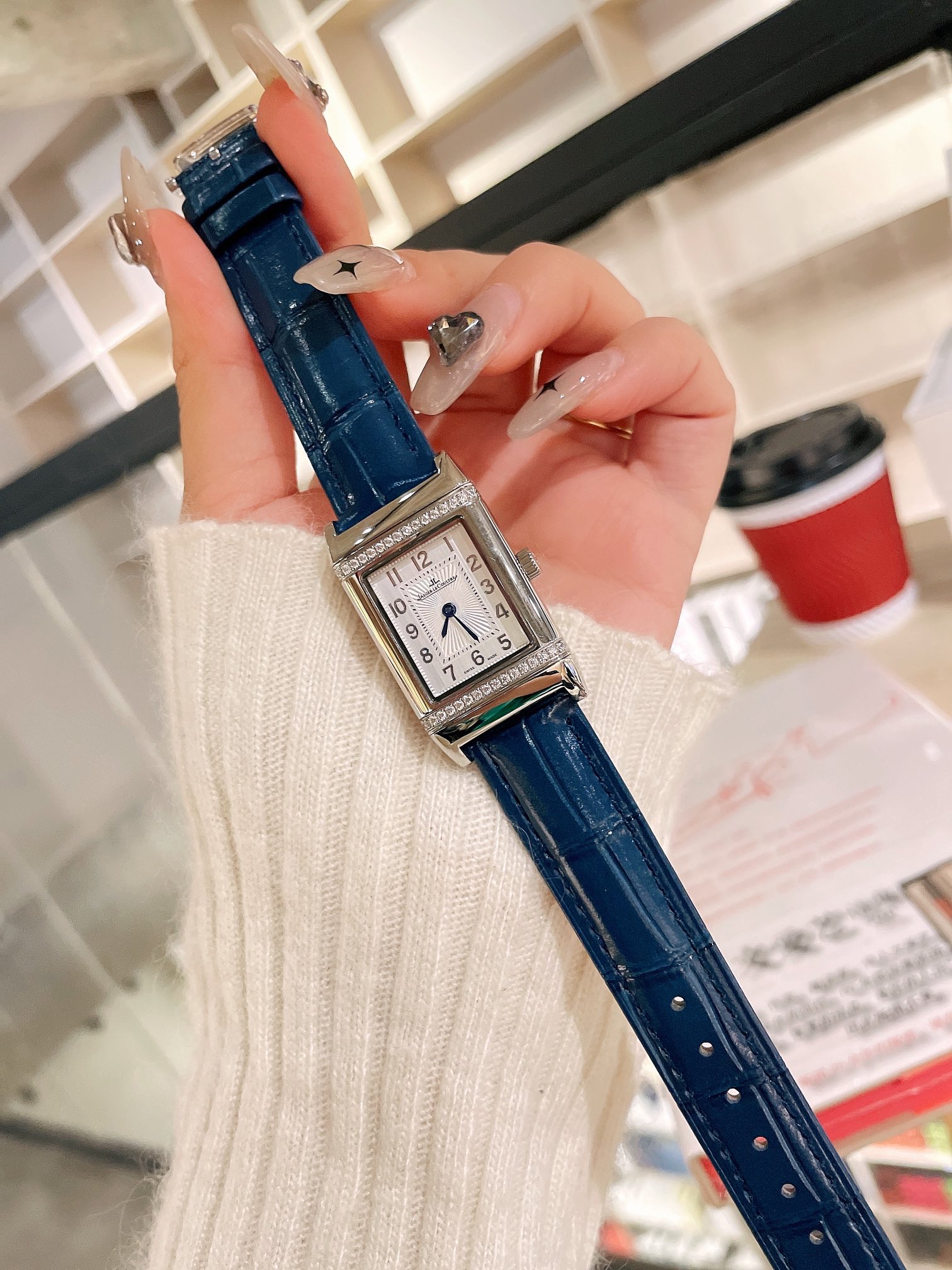 Elegant White Leather Women’s Wristwatch with Gold Steel Belt Rotation - 图片 5