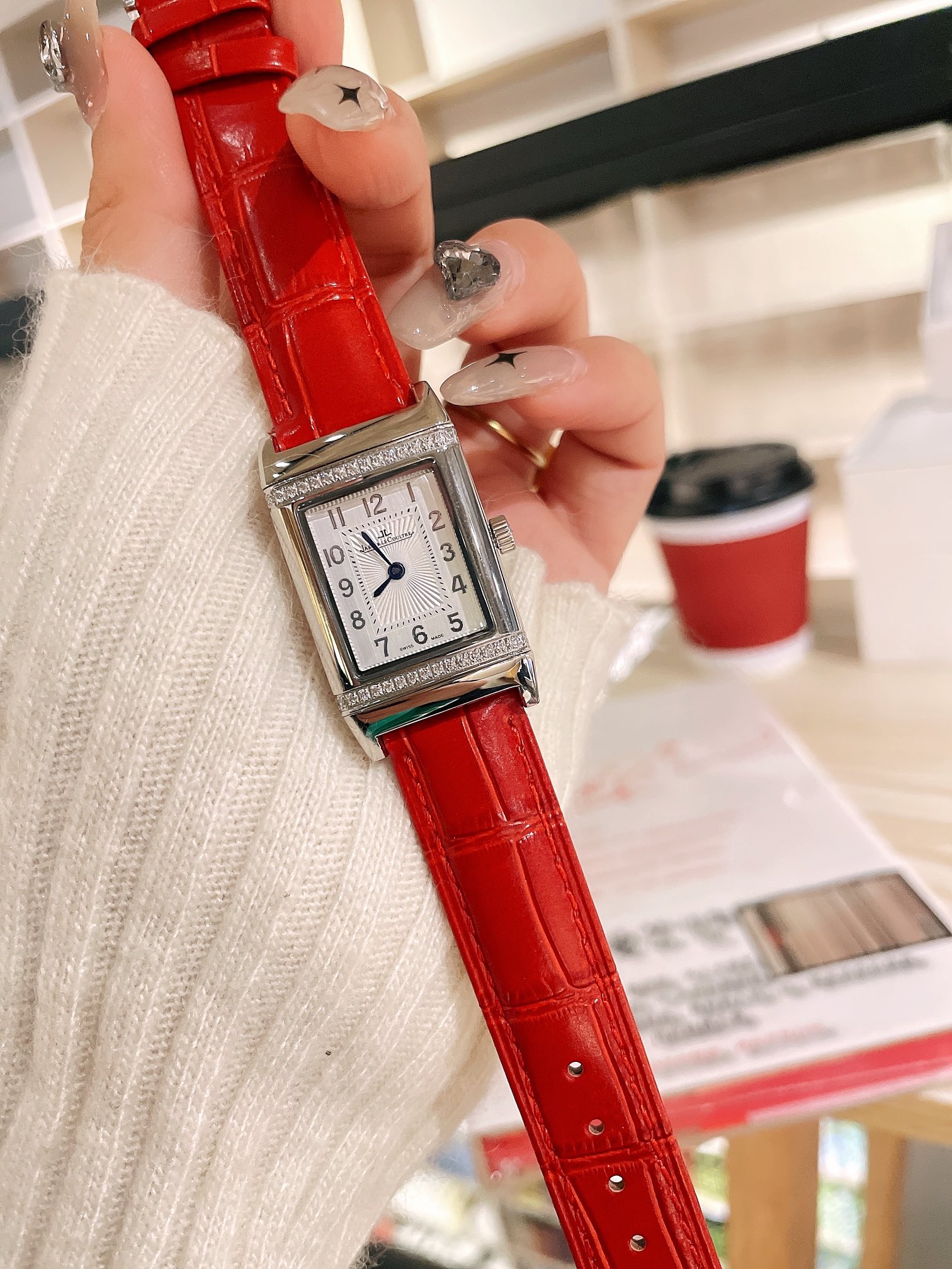 Elegant White Leather Women’s Wristwatch with Gold Steel Belt Rotation - 图片 7