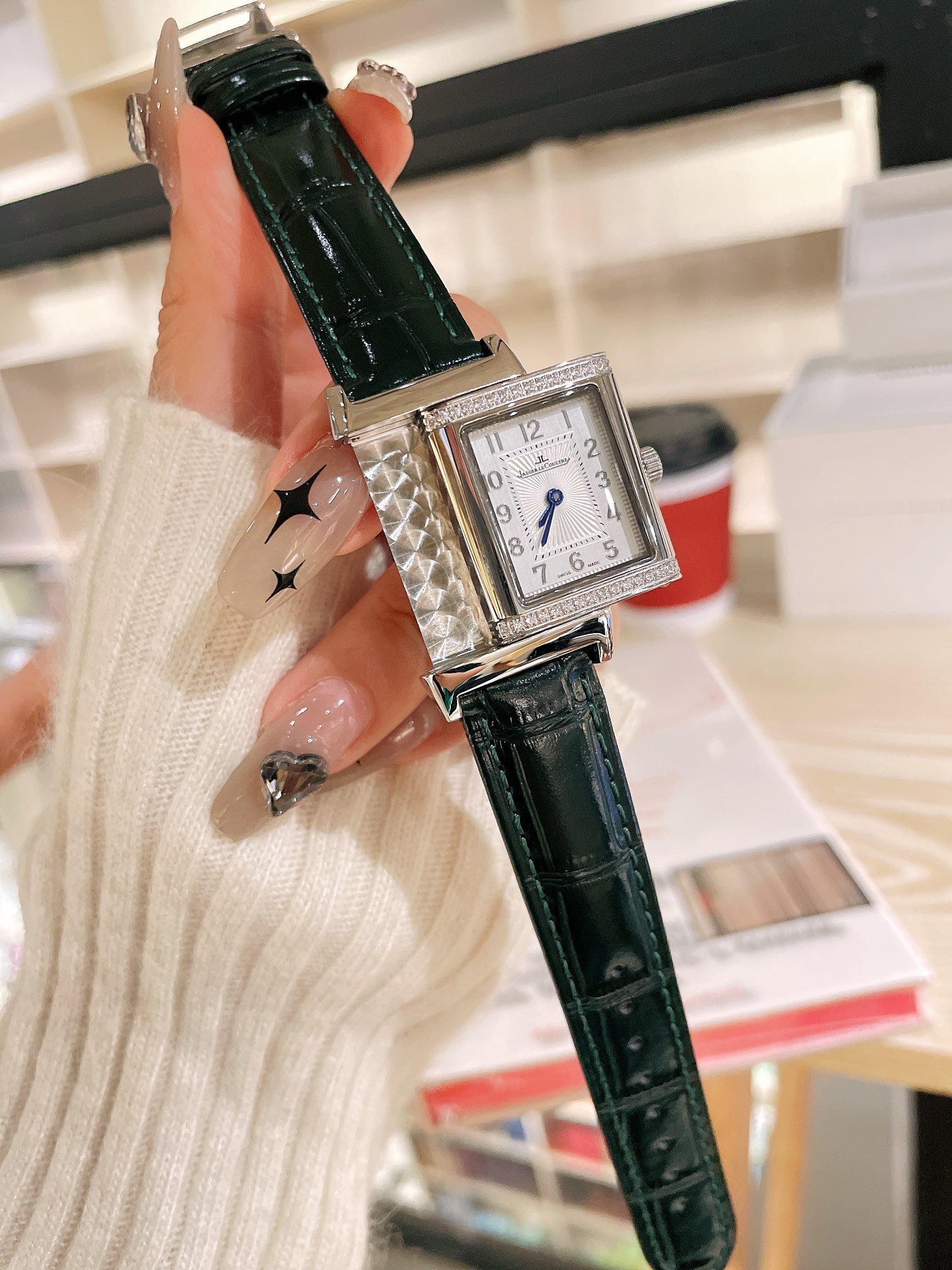 Elegant White Leather Women’s Wristwatch with Gold Steel Belt Rotation - 图片 2