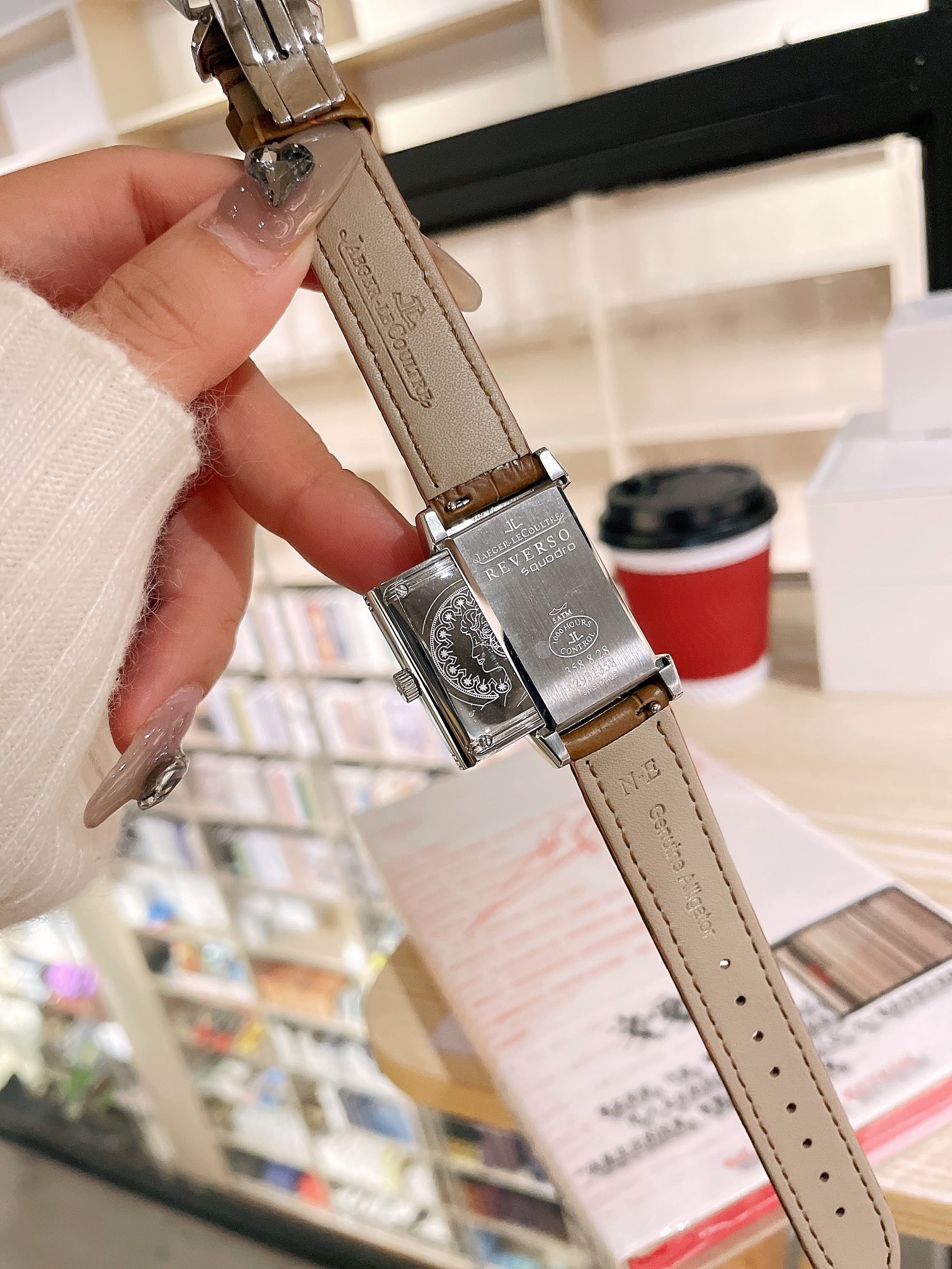 Elegant White Leather Women’s Wristwatch with Gold Steel Belt Rotation - 图片 8