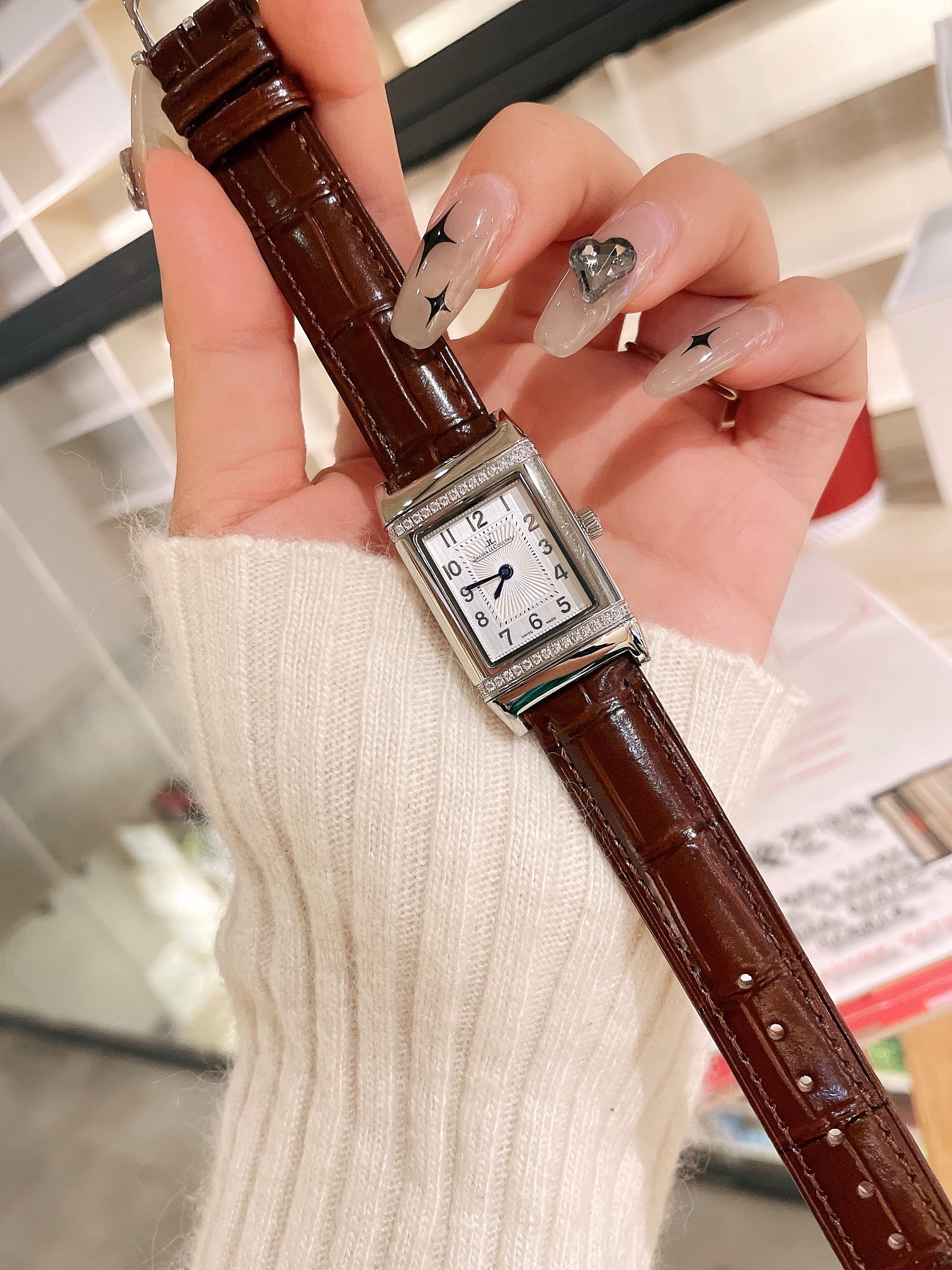 Elegant White Leather Women’s Wristwatch with Gold Steel Belt Rotation - 图片 4