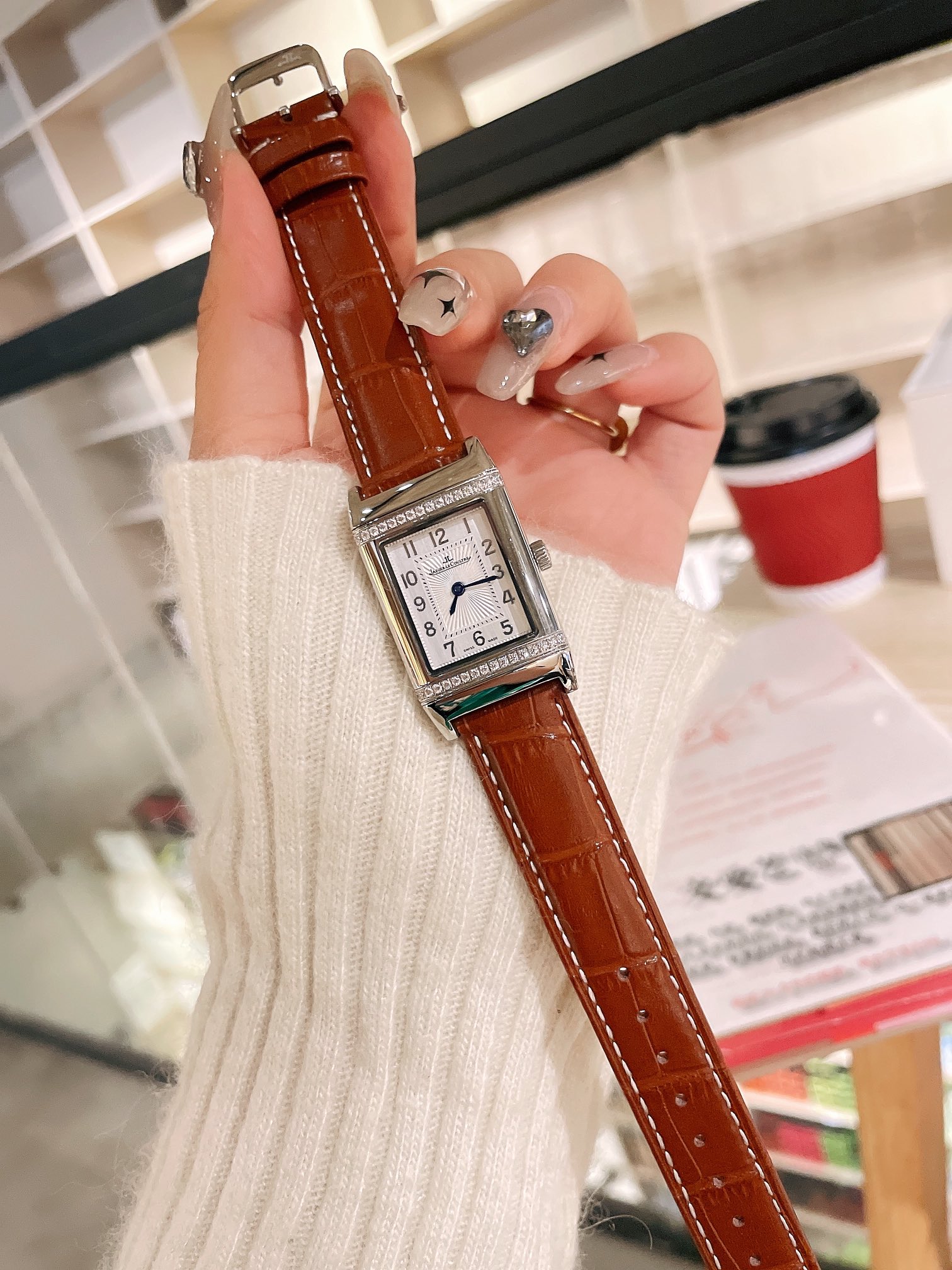 Elegant White Leather Women’s Wristwatch with Gold Steel Belt Rotation - 图片 6