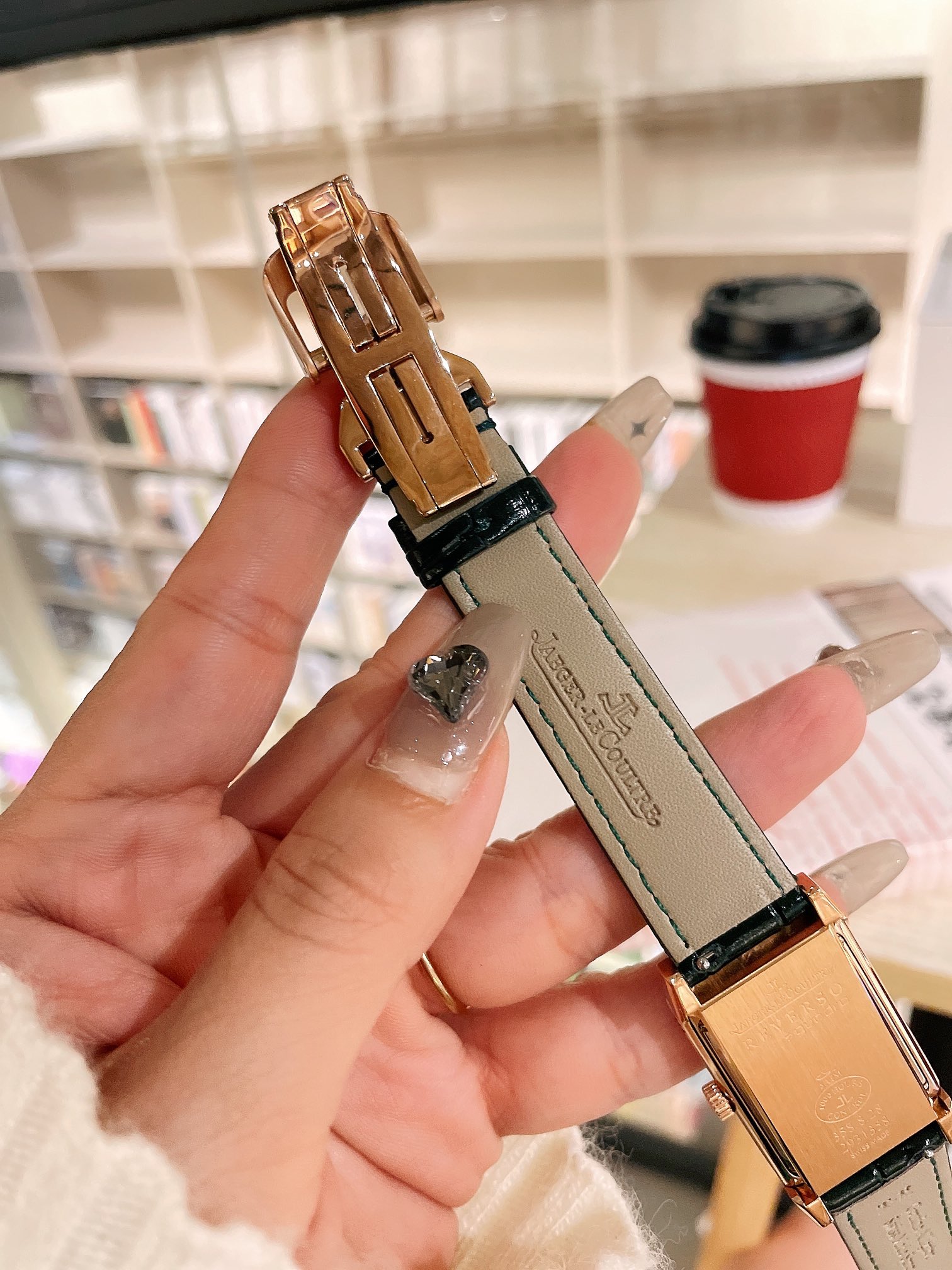 High-Level Women’s Wristwatch: White Leather, Gold Accents, Steel Belt Rotation - 图片 7