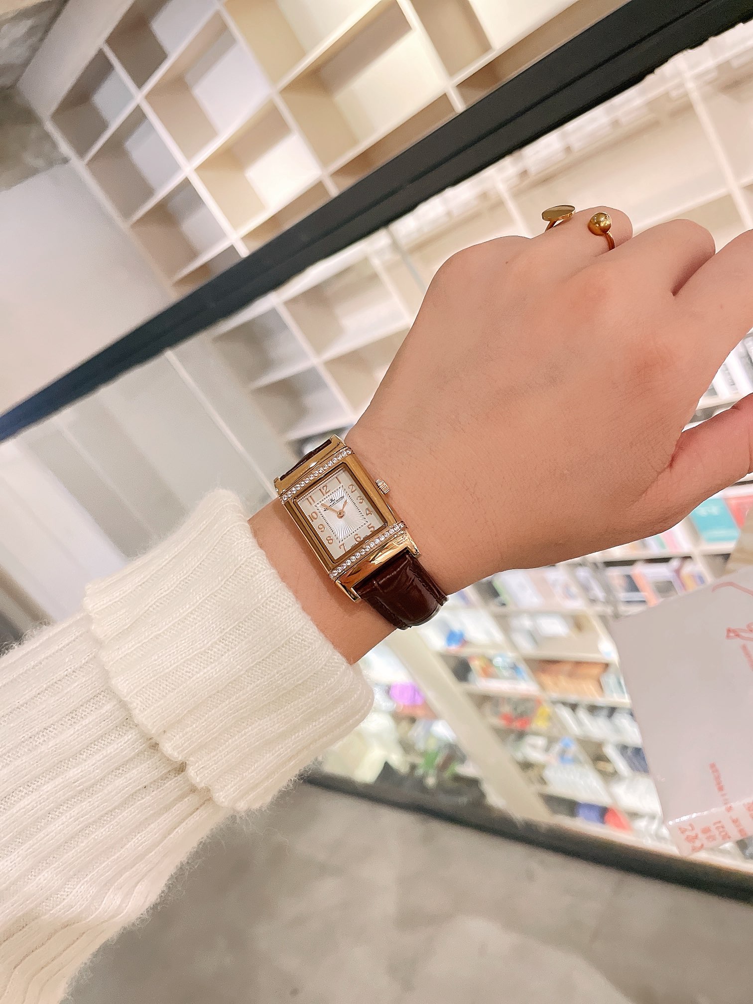High-Level Women’s Wristwatch: White Leather, Gold Accents, Steel Belt Rotation - 图片 2