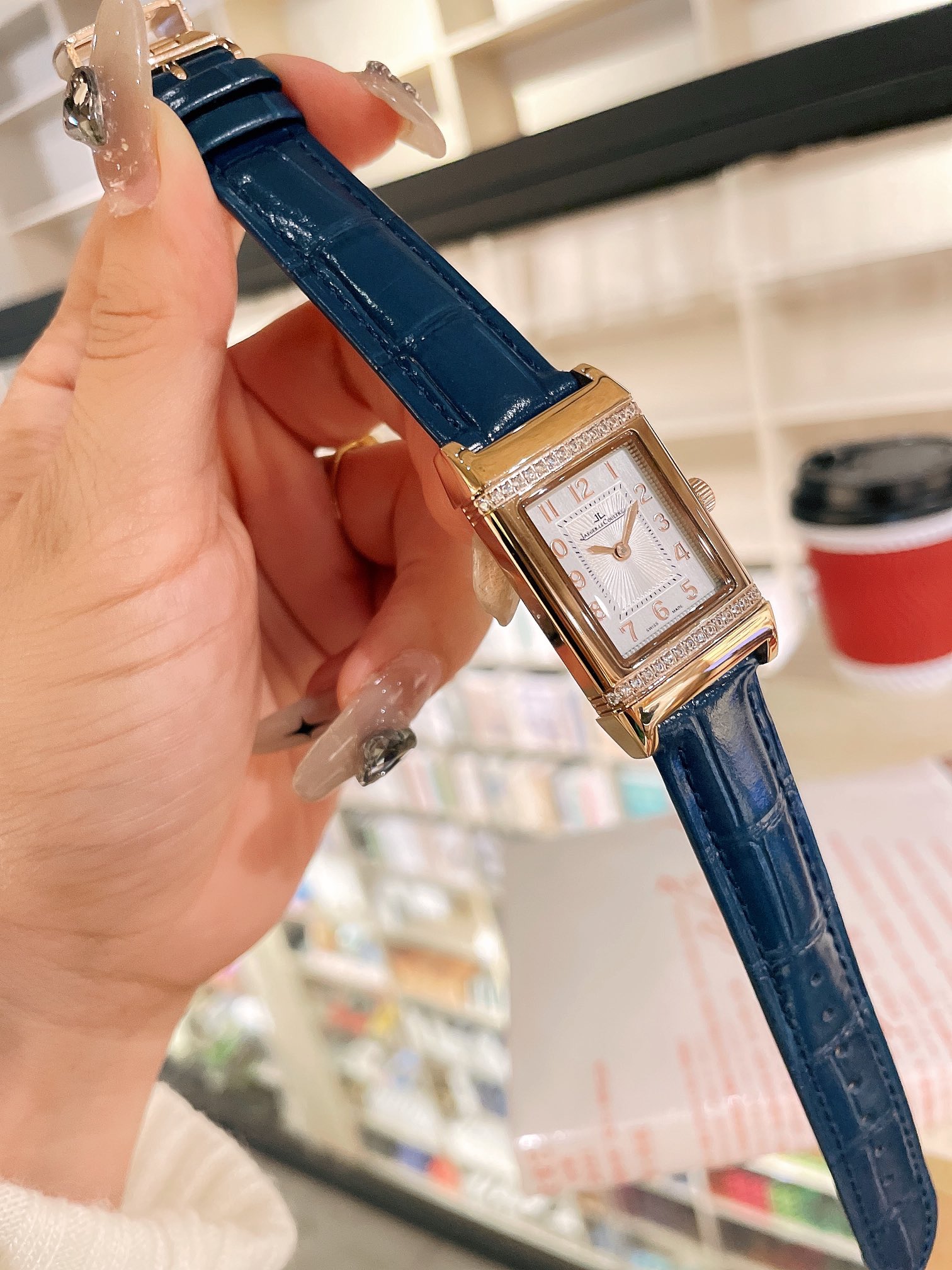 High-Level Women’s Wristwatch: White Leather, Gold Accents, Steel Belt Rotation - 图片 5
