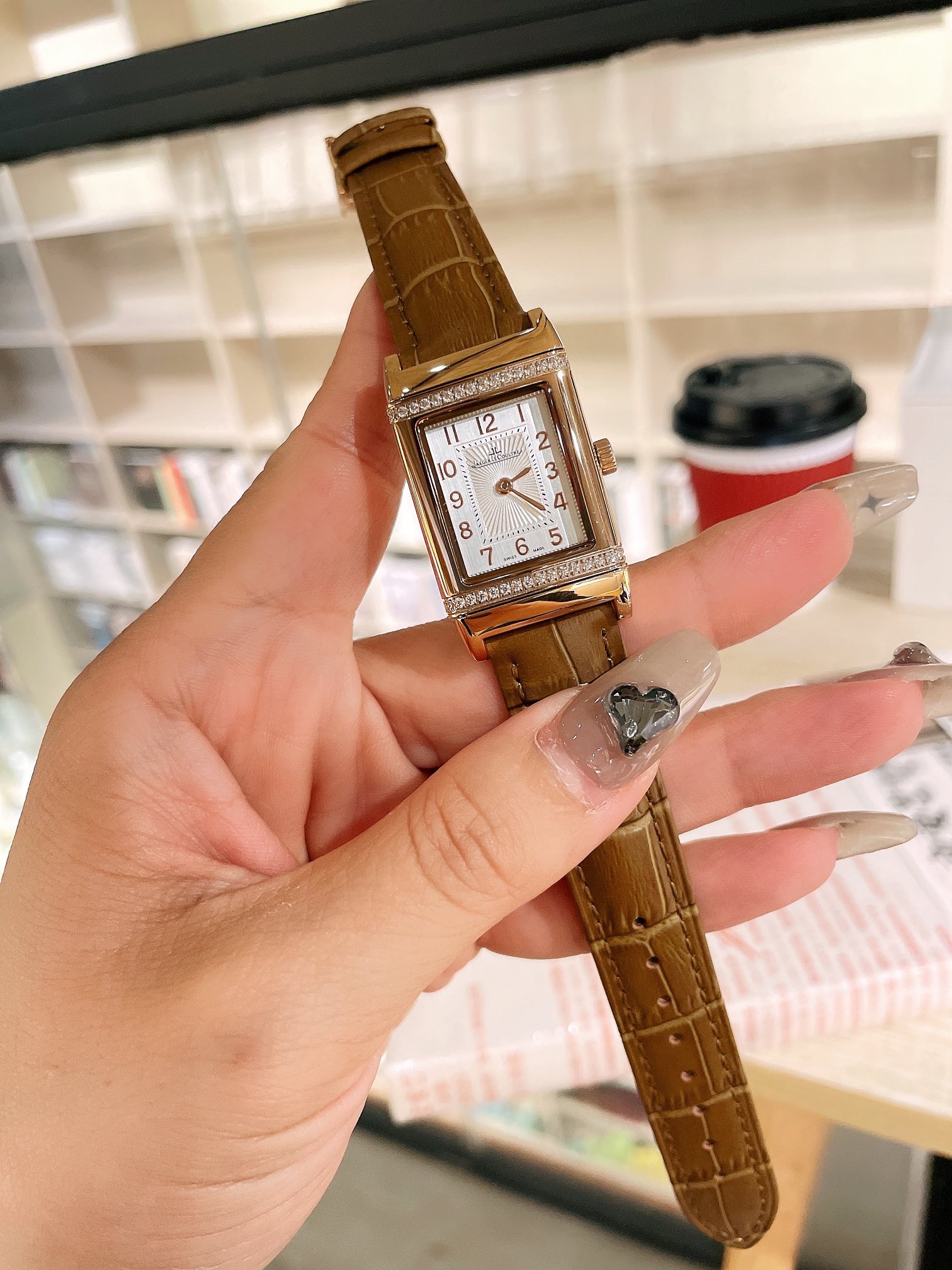 High-Level Women’s Wristwatch: White Leather, Gold Accents, Steel Belt Rotation - 图片 6