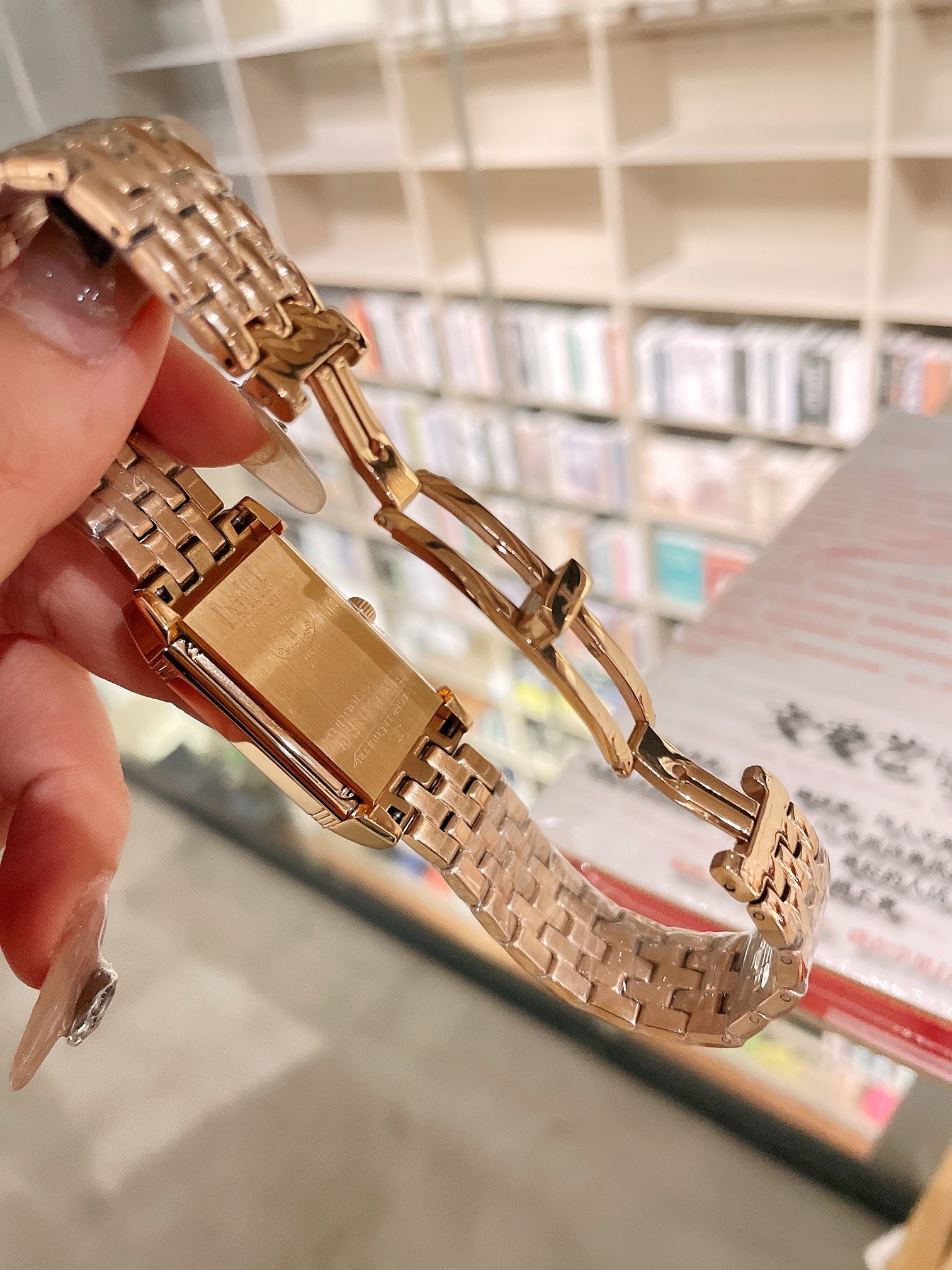 High-Level Women’s Wristwatch: White Leather, Gold Accents, Steel Belt Rotation - 图片 9