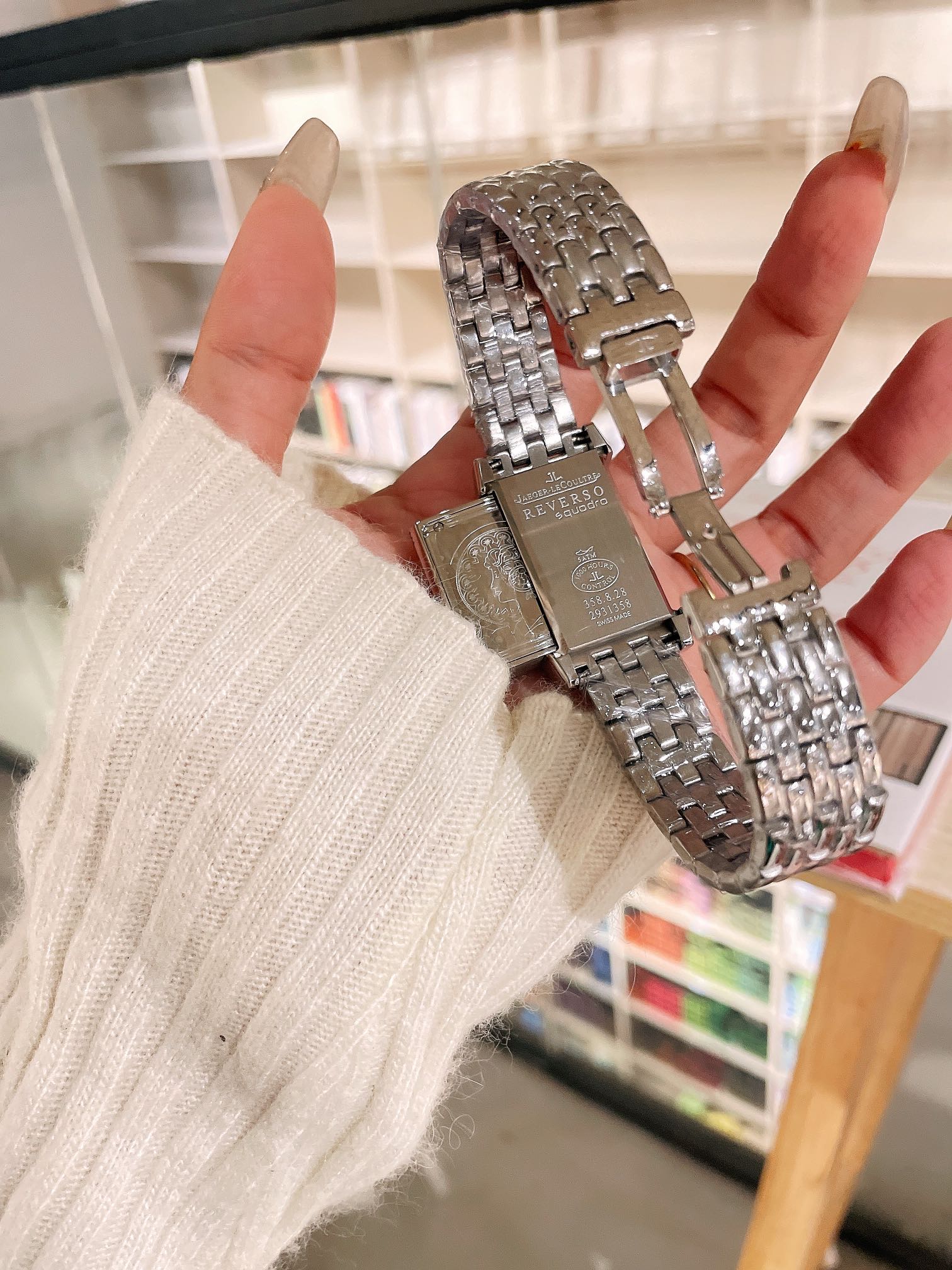 High-Level Women’s Wristwatch: White Leather, Gold Accents, Steel Belt Rotation - 图片 4