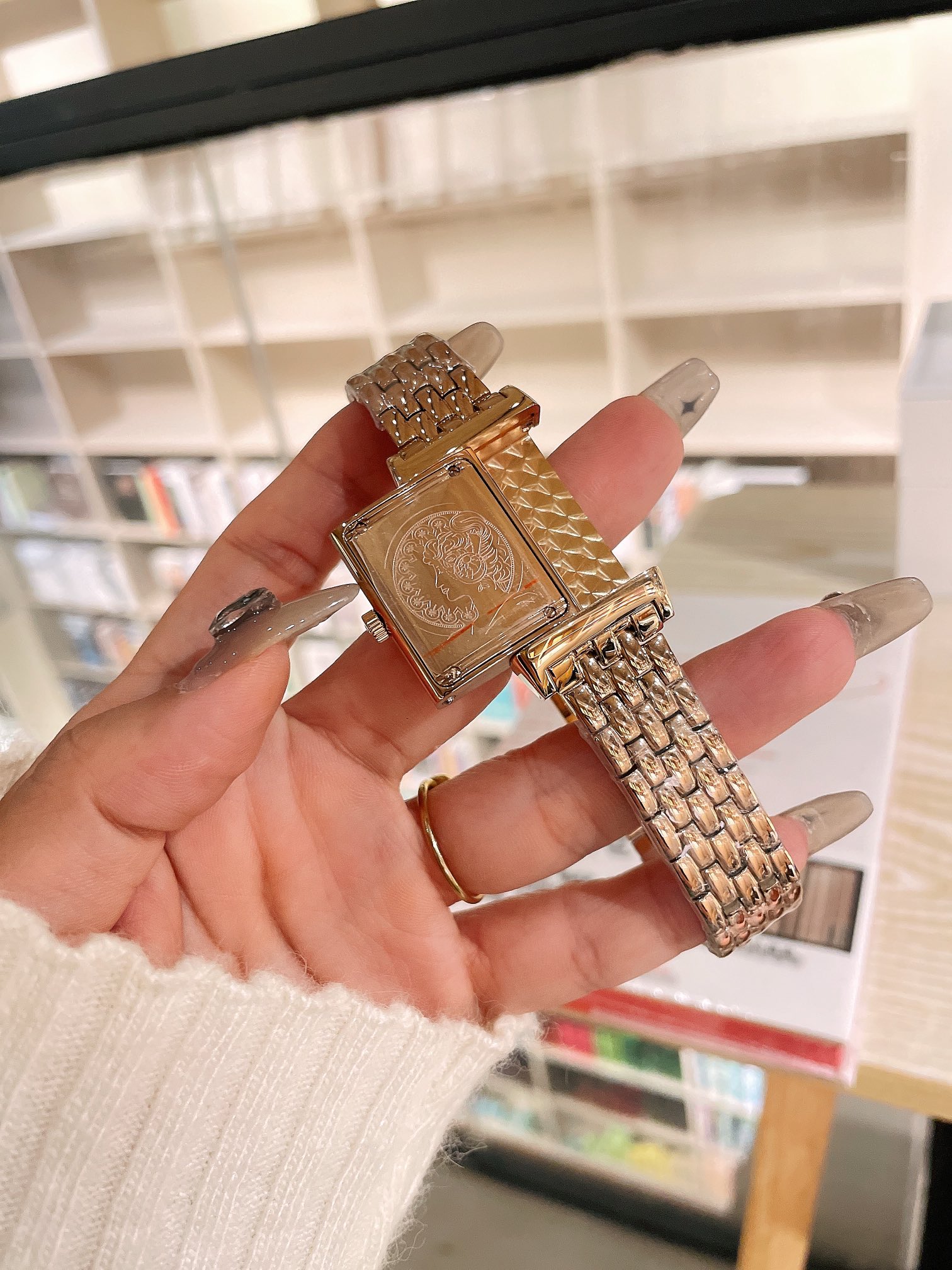 High-Level Women’s Wristwatch: White Leather, Gold Accents, Steel Belt Rotation - 图片 6