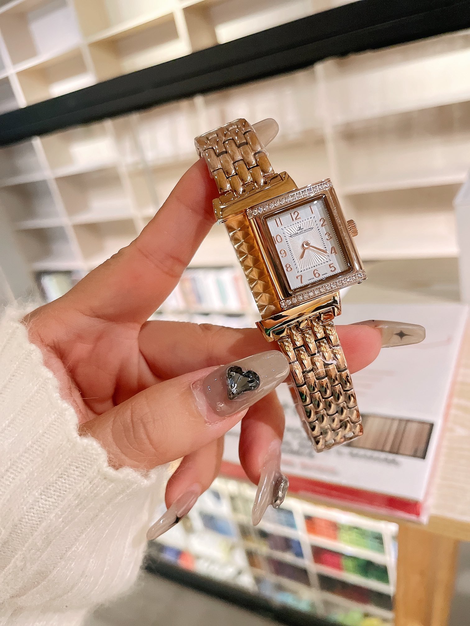 High-Level Women’s Wristwatch: White Leather, Gold Accents, Steel Belt Rotation - 图片 5