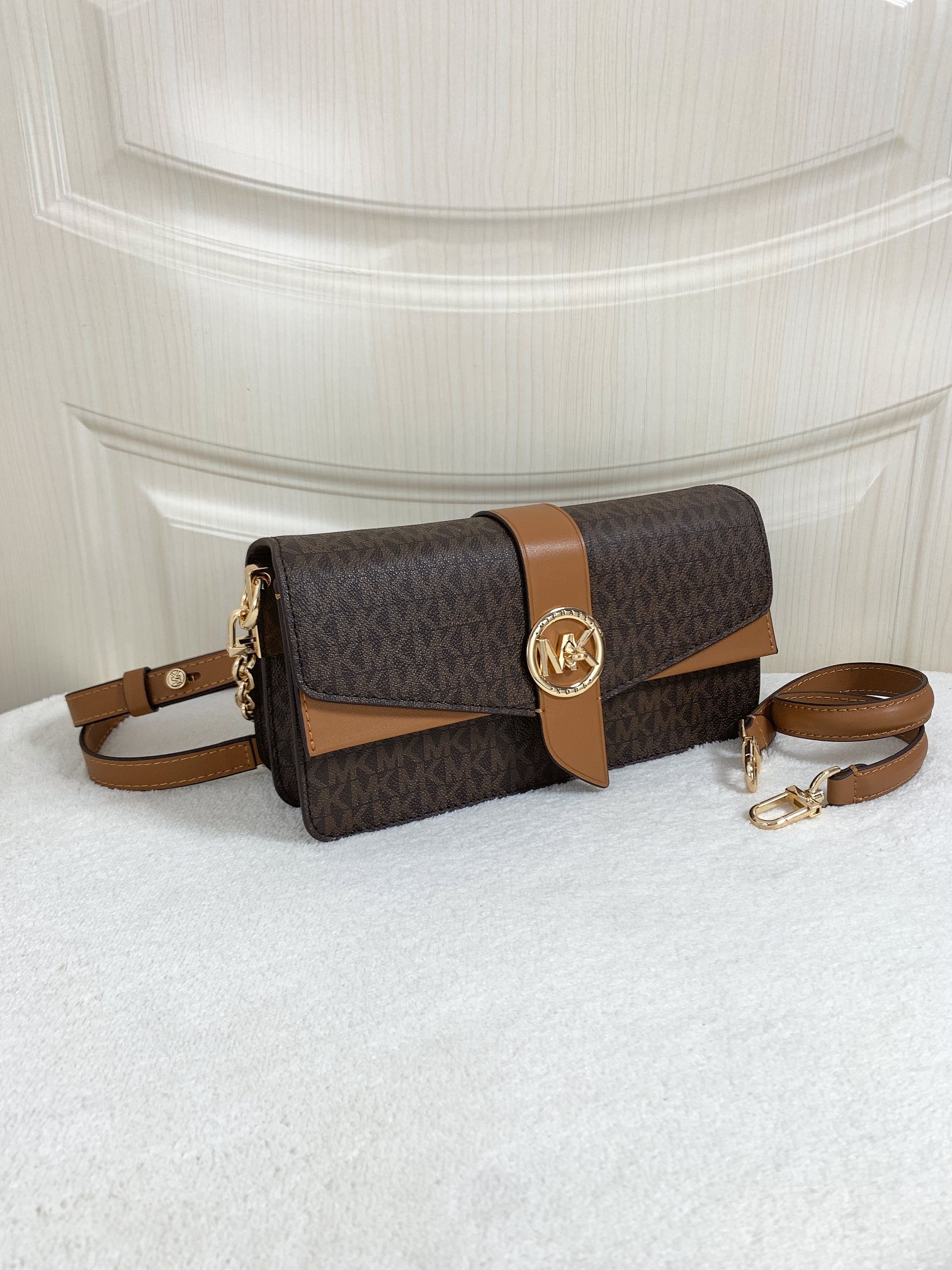 Michael Kors ～此款Greenwich 中号老花单肩包，包身采用啡色品牌