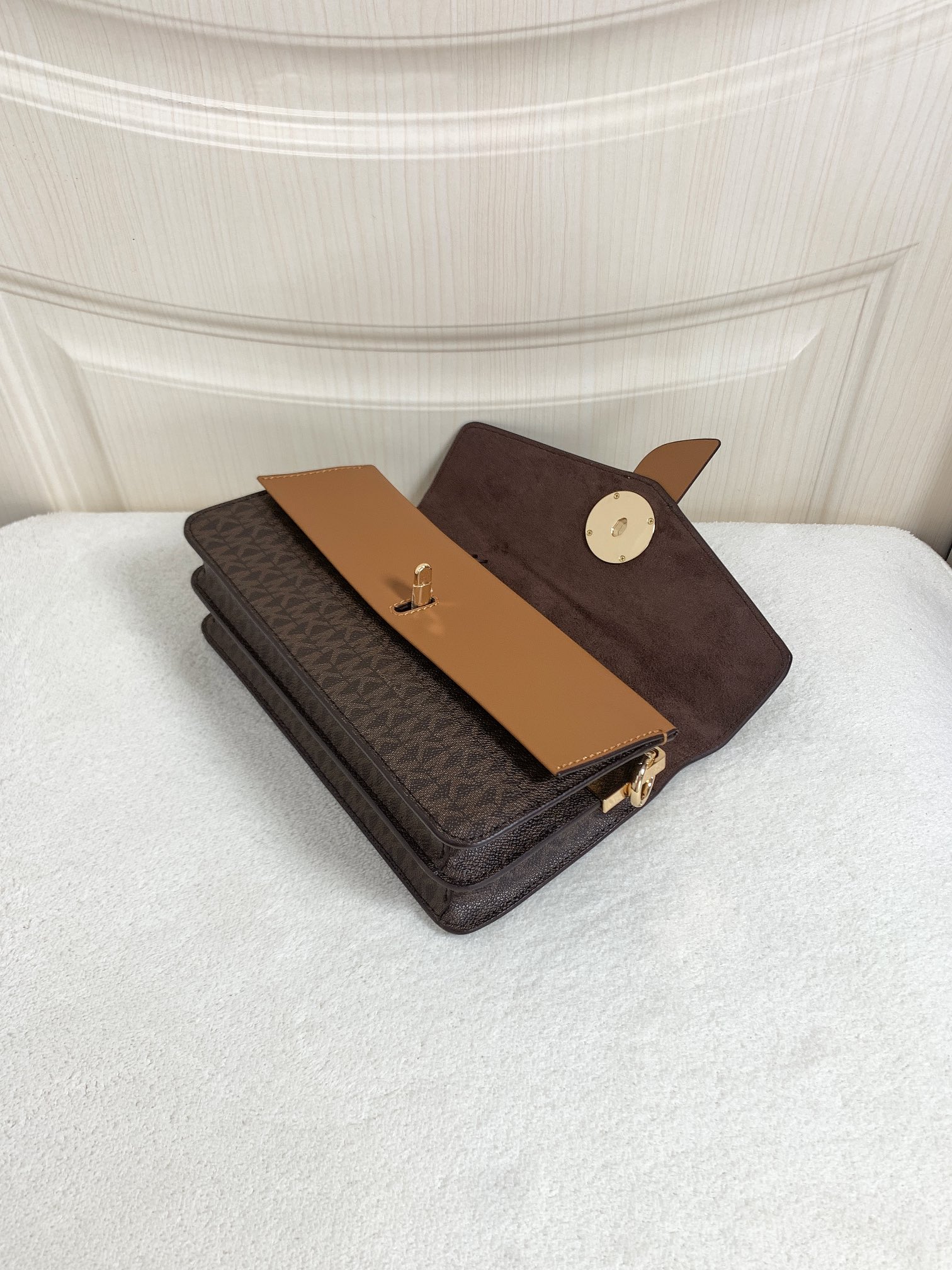 Michael Kors ～此款Greenwich 中号老花单肩包，包身采用啡色品牌