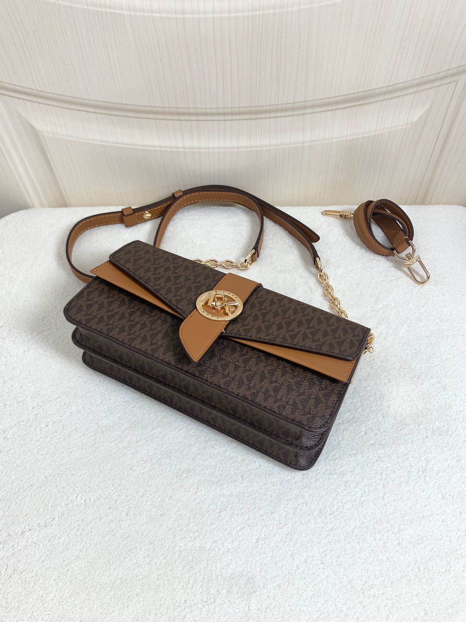 Michael Kors ～此款Greenwich 中号老花单肩包，包身采用啡色品牌